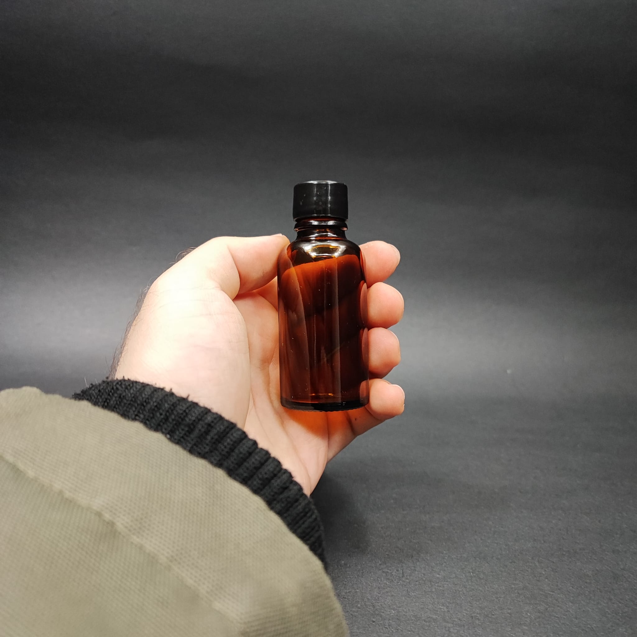 30 CC AMBER CAM ŞİŞE + KENDİNDEN CONTALI SIZDIRMAZ SİYAH KAPAK - 30 ML KAPAKLI KAHVERENGİ CAM ŞİŞE
