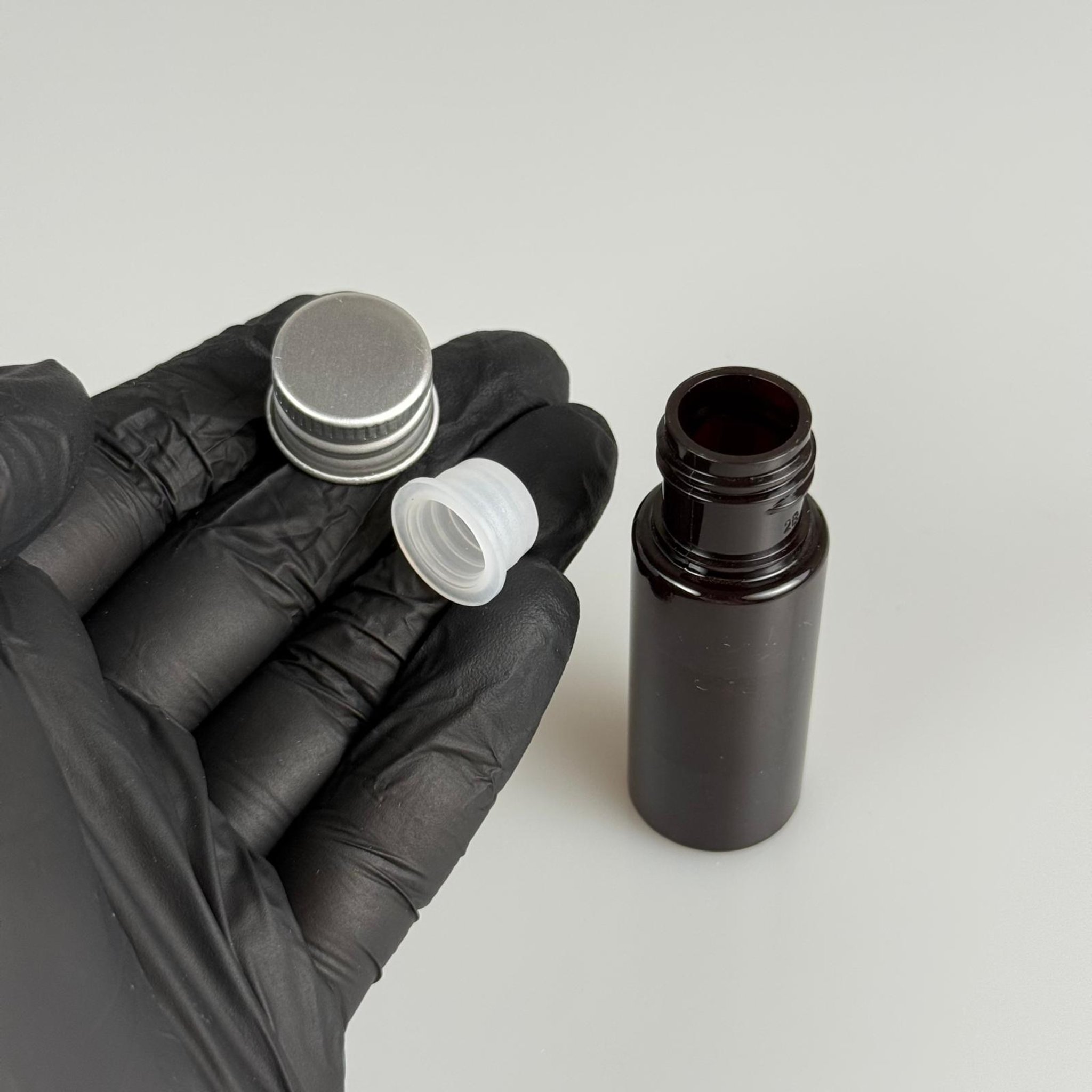 15 CC AMBER SİLİNDİR PET ŞİŞE + KÖPÜK CONTALI GÜMÜŞ ALÜMİNYUM METAL KAPAKLI + KÖR TIPALI TAKIML - 15 ML KAHVERENGİ PET ŞİŞE