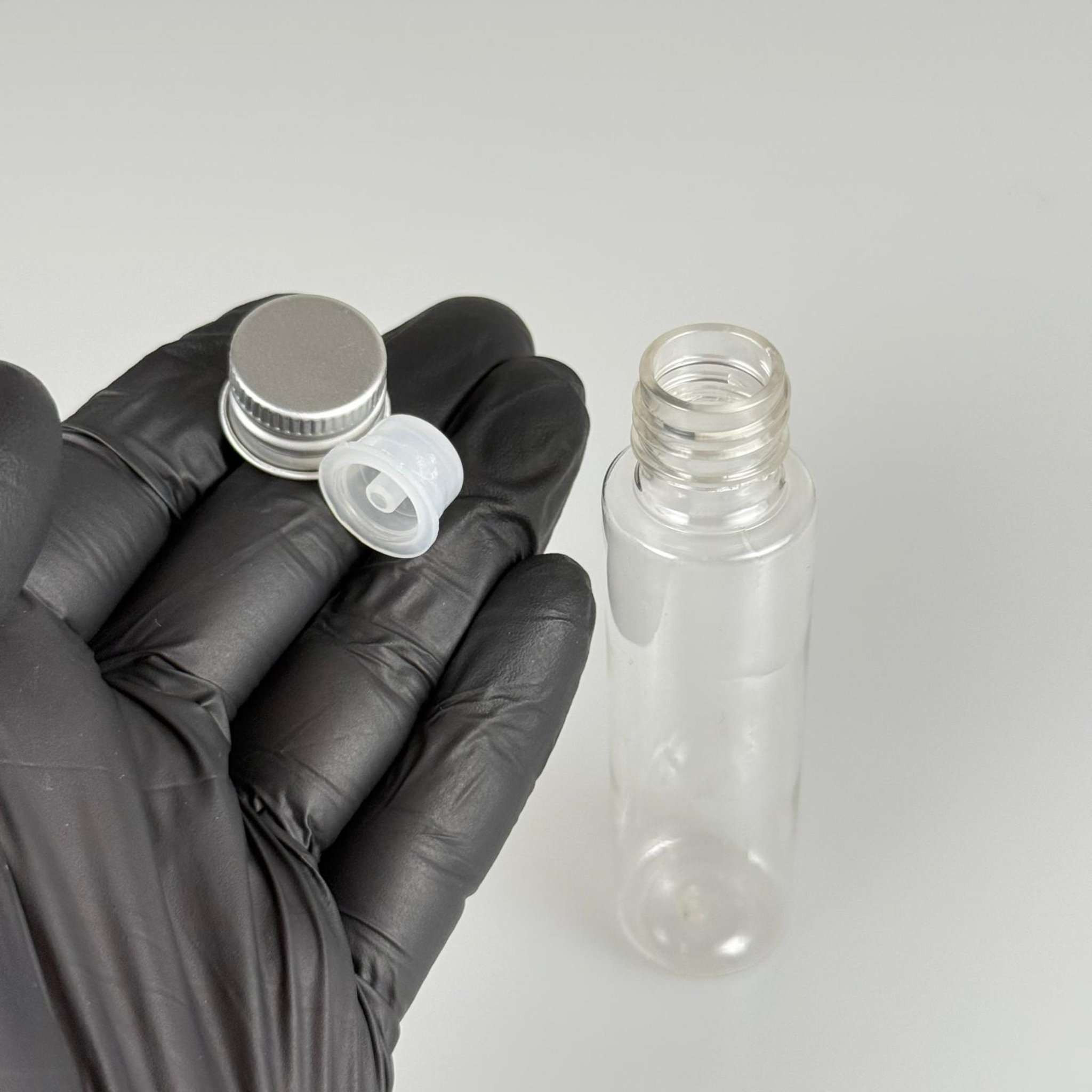 35 CC PET ŞİŞE - KÖPÜK CONTALI GÜMÜŞ ALÜMİNYUM METAL KAPAKLI + DAMLALIKLI KOLONYA TIPALI TAKIM - 35 ML ŞEFFAF PET ŞİŞE