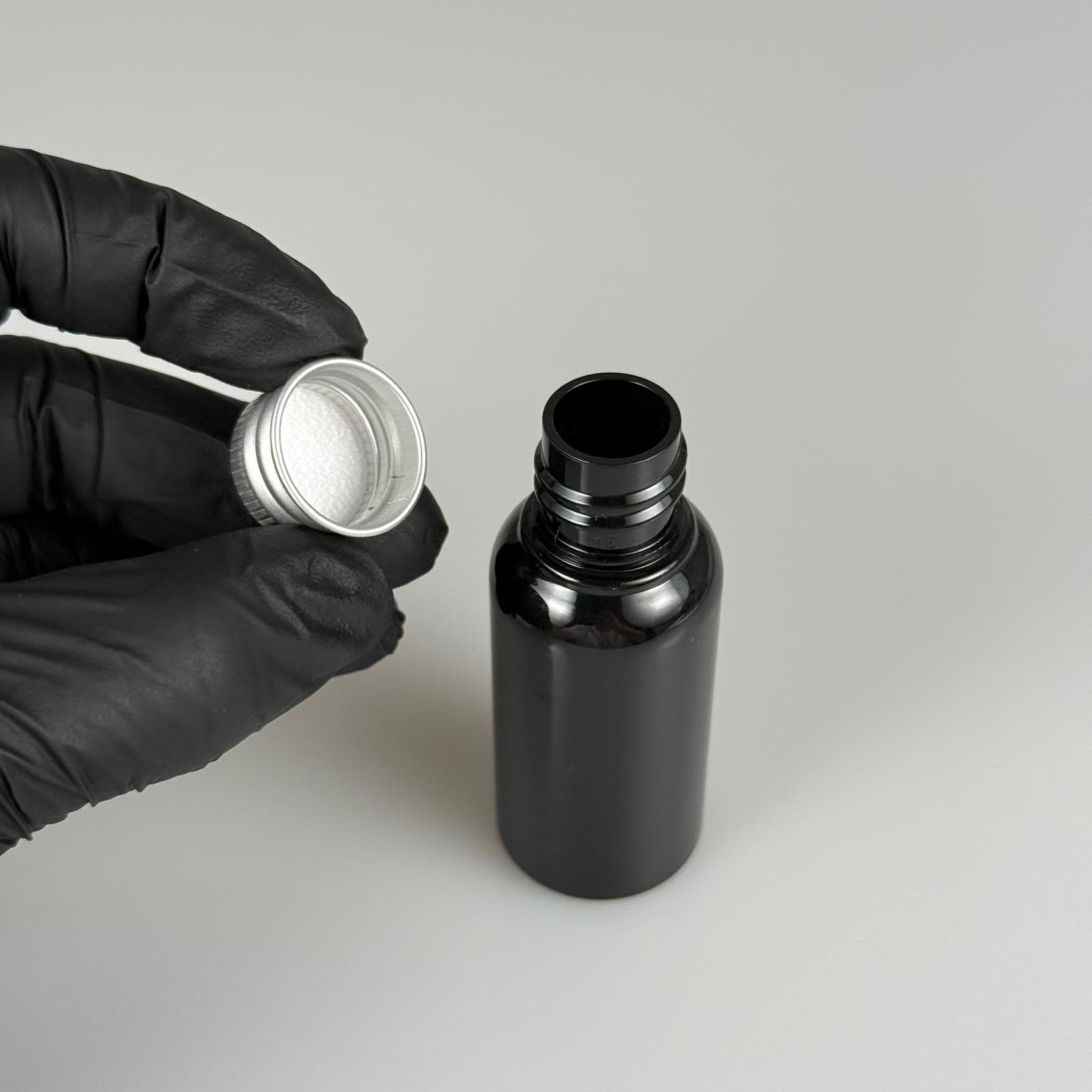 30  CC SİYAH SERT PET ŞİŞE + KÖPÜK CONTALI GÜMÜŞ ALÜMİNYUM METAL KAPAKLI TAKIM - 30 ML SİYAH PLASTİK ŞİŞE