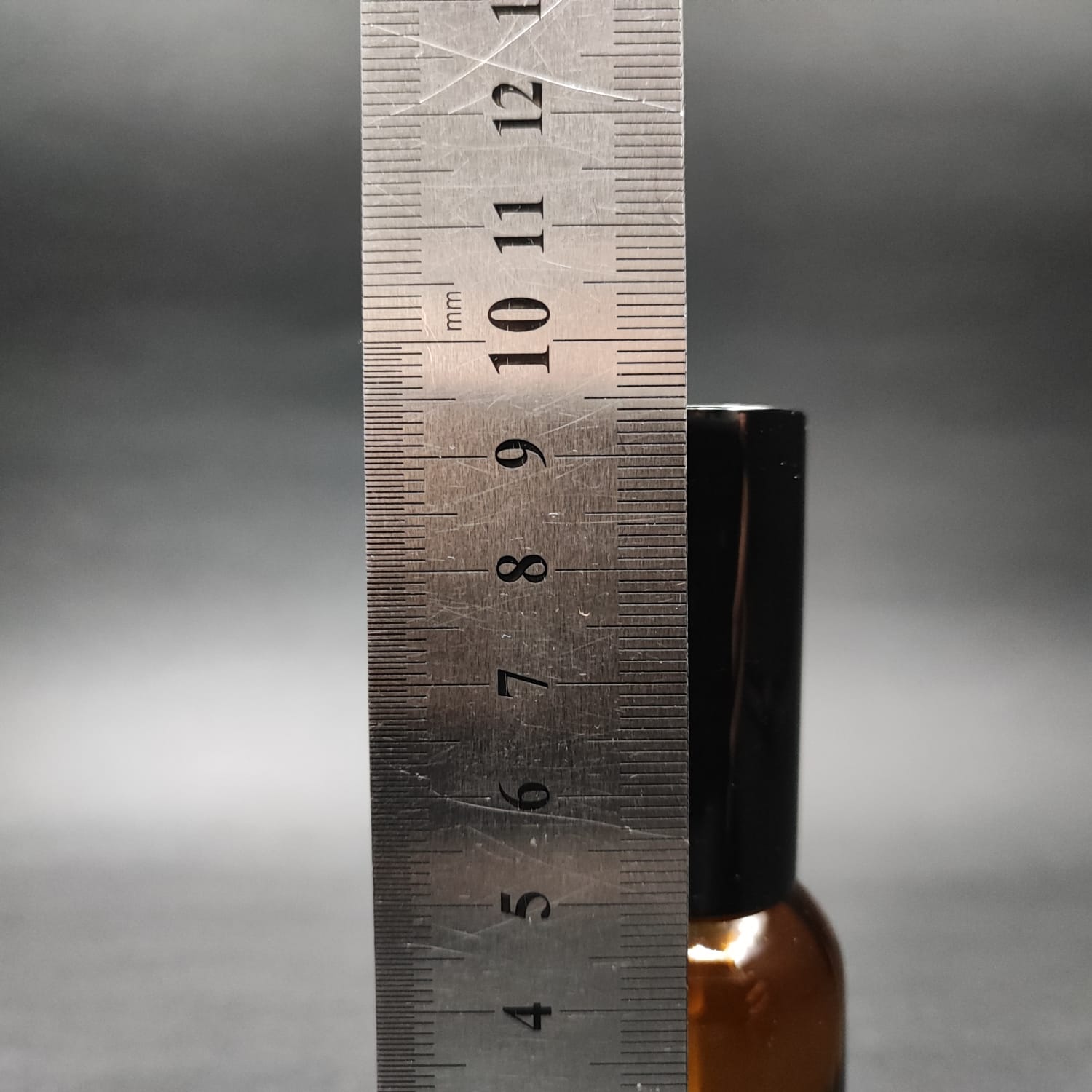 25 ML LÜKS VİDALI VALF ÇEVİRME PARFÜM ŞİŞELERİ - 25 CC TOMBUL AMBER CAM ŞİŞE - SİYAH METAL SPREYLİ KAPAKLI SET