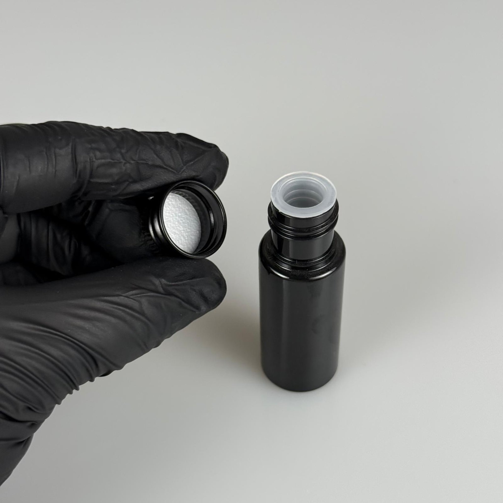 15 CC SİYAH SİLİNDİR PET ŞİŞE + KÖPÜK CONTALI SİYAH ALÜMİNYUM METAL KAPAKLI + KÖR TIPALI TAKIML - 15 ML SİYAH PET ŞİŞE