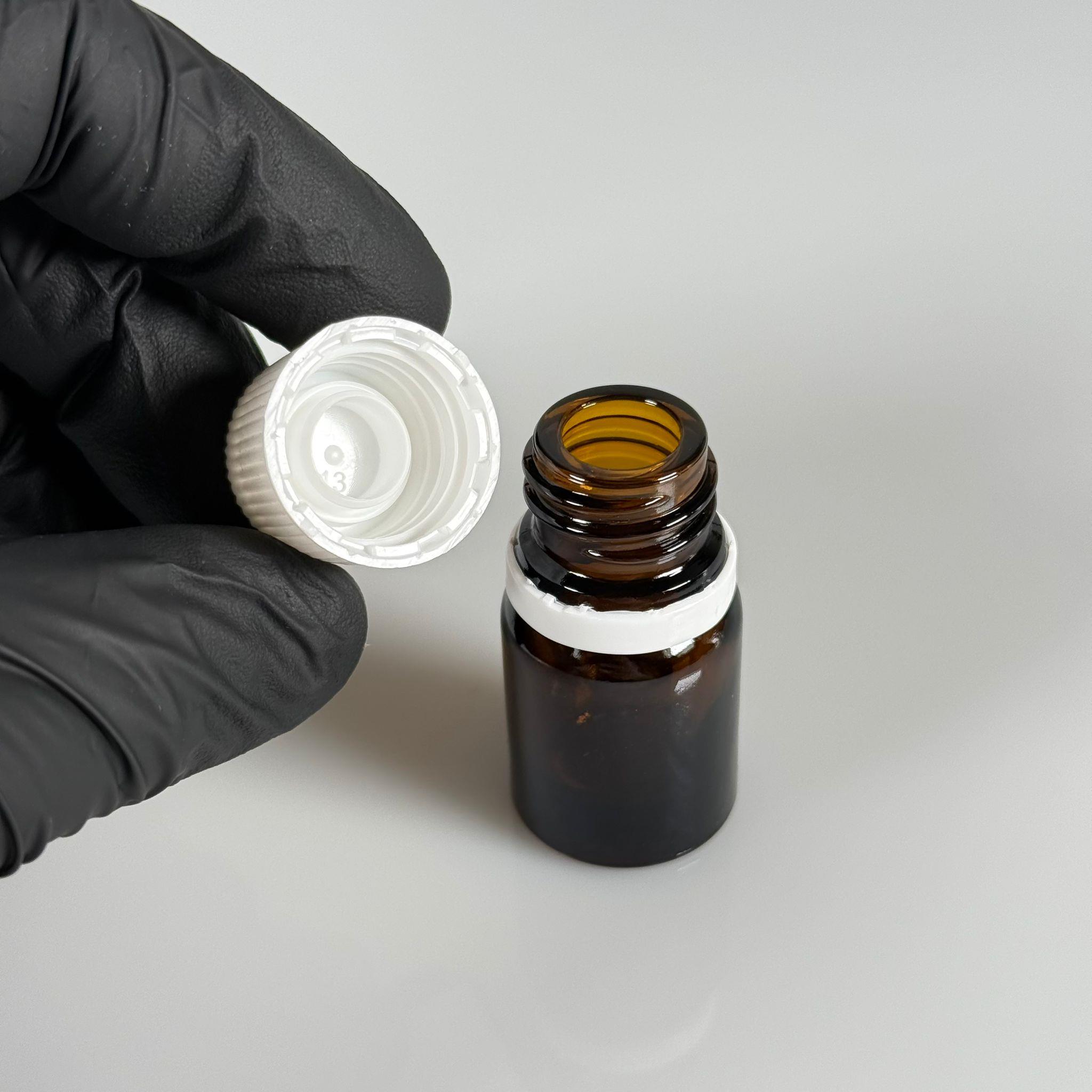 3 CC CAM AMBER KAHVERENGİ KİLİTLİ, KENDİNDEN CONTALI BEYAZ KAPAKLI - 3 ML DAR AĞIZLI İLAÇ ŞİŞESİ