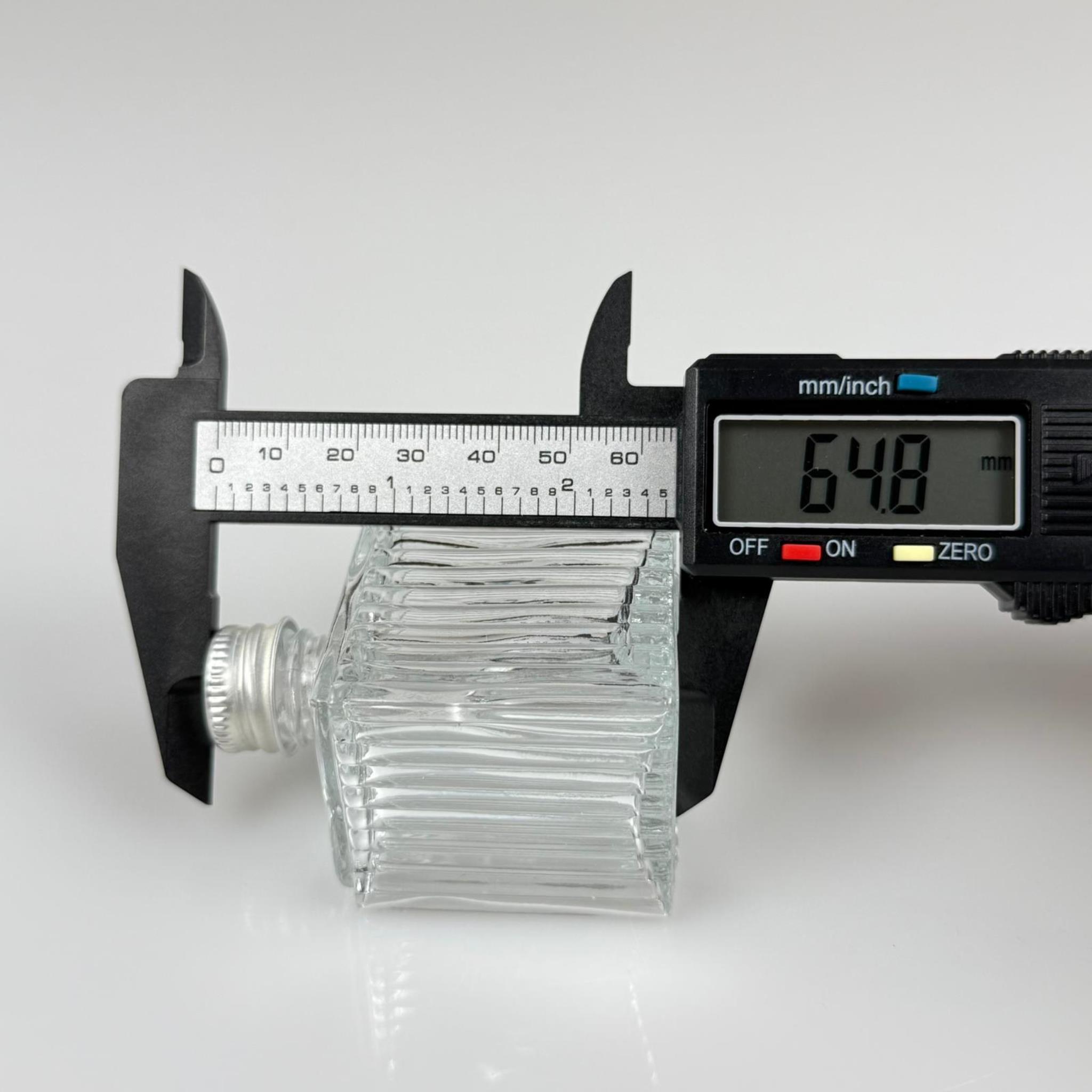 50 CC KÖŞELİ DESENLİ ÇİZGİLİ CAM ŞİŞE - GÜMÜŞ METAL KAPAKLI - 50 ML PRESTİJLİ ŞİŞE