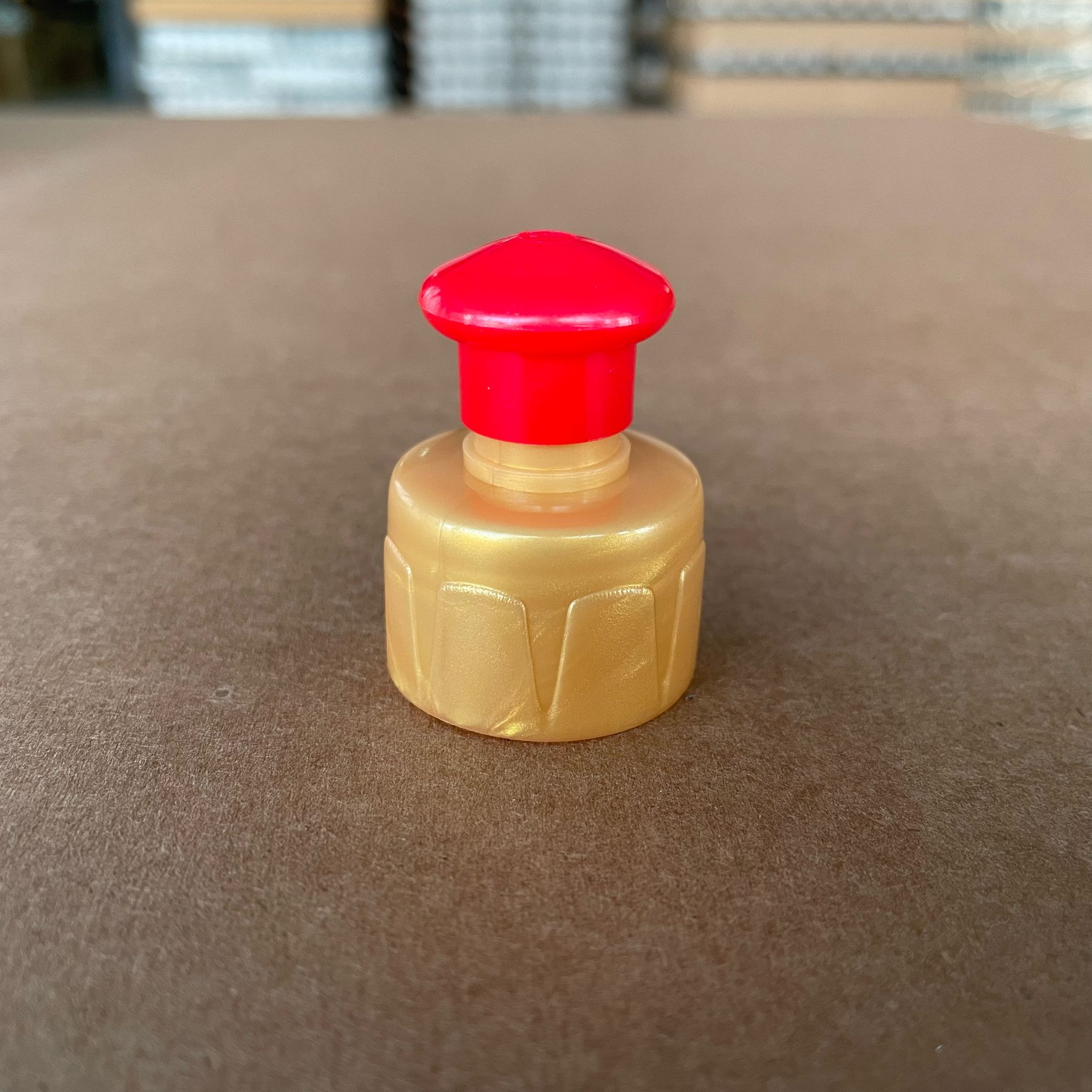 28 MM PUSH PULL KAPAK ÜSTÜ KIRMIZI ALTI GOLD (DETERJAN KAPAK)