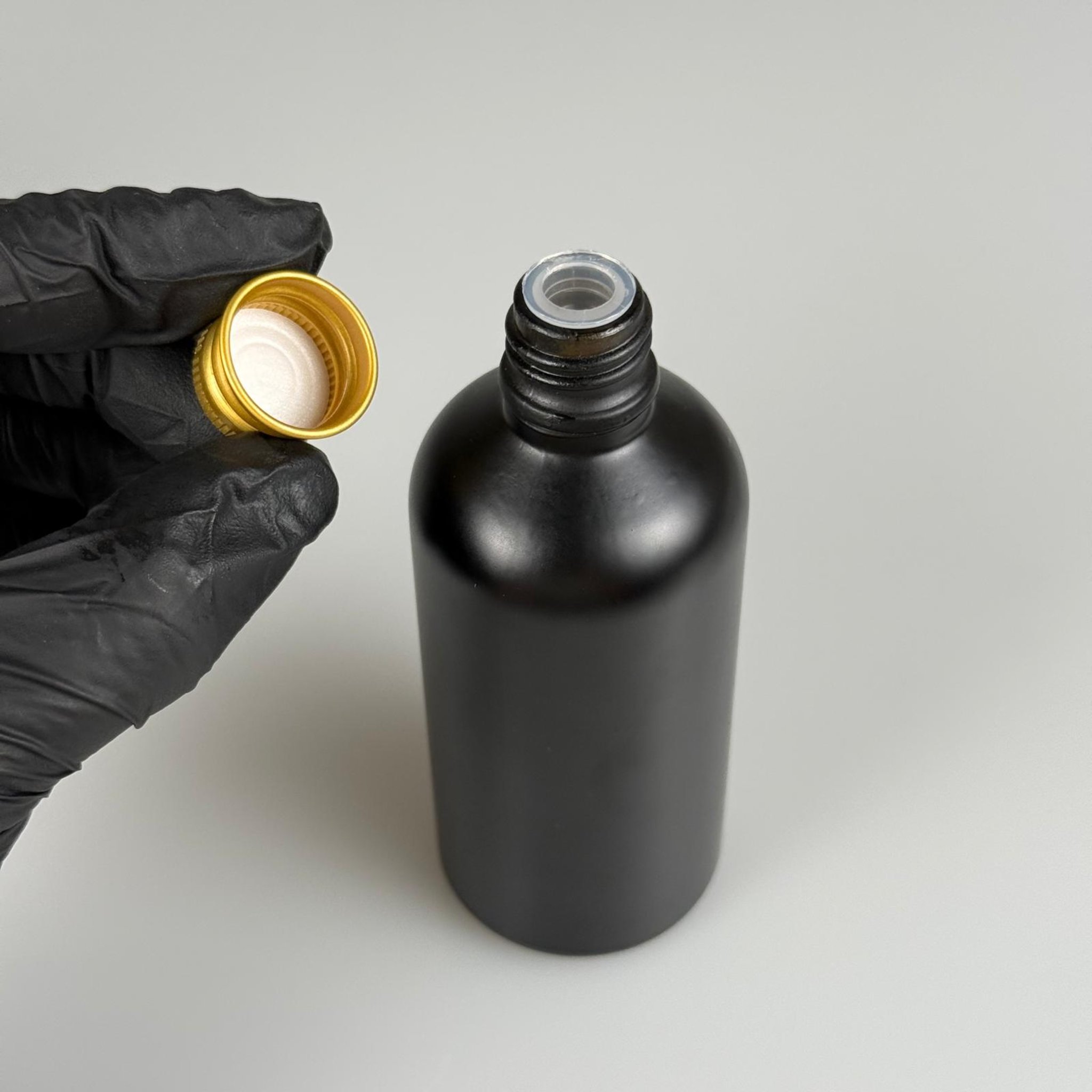 100 CC MAT SİYAH CAM ŞİŞE + KÖPÜK CONTALI GOLD ALÜMİNYUM METAL KAPAKLI + KÖR TIPALI TAKIM - 100 ML MAT SİYAH CAM ŞİŞE