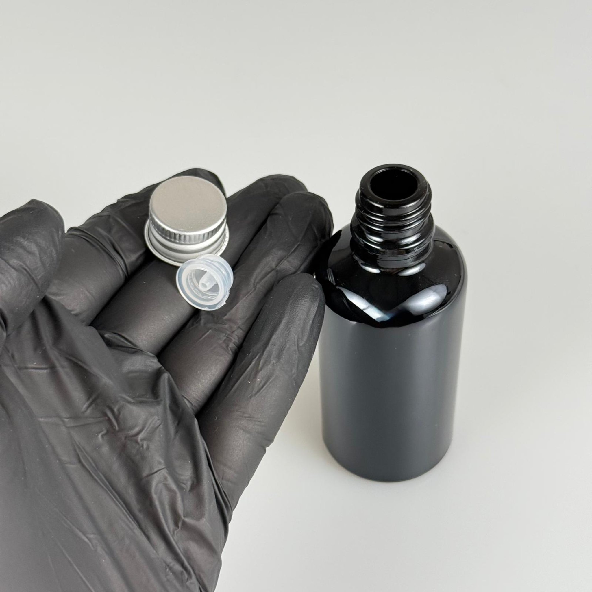 50 CC SİYAH CAM ŞİŞE + KÖPÜK CONTALI GÜMÜŞ ALÜMİNYUM METAL KAPAKLI + DAMLALIKLI KOLONYA TIPALI TAKIM - 50 ML SİYAH CAM ŞİŞE