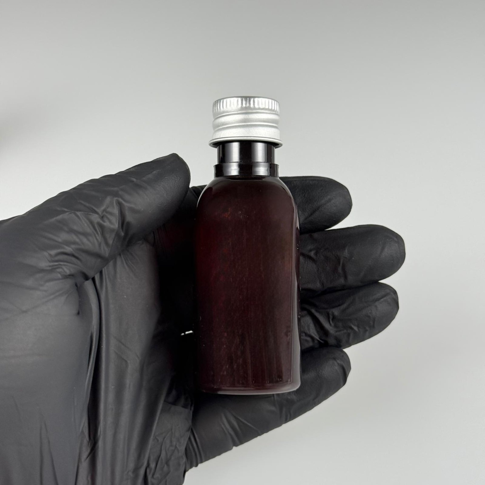 35 CC AMBER PET ŞİŞE - KÖPÜK CONTALI GÜMÜŞ ALÜMİNYUM METAL KAPAKLI + DAMLALIKLI KOLONYA TIPALI TAKIM - 35 ML KAHVERENGİ PET ŞİŞE