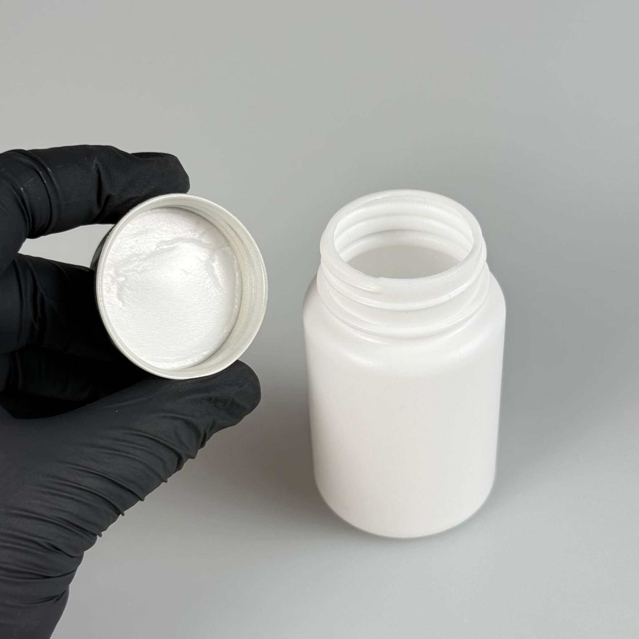 100 CC BEYAZ SERT POLİETİLEN ŞİŞE + SİYAH METAL KAPAKLI - 100 ML POLİETİLEN ŞİŞE