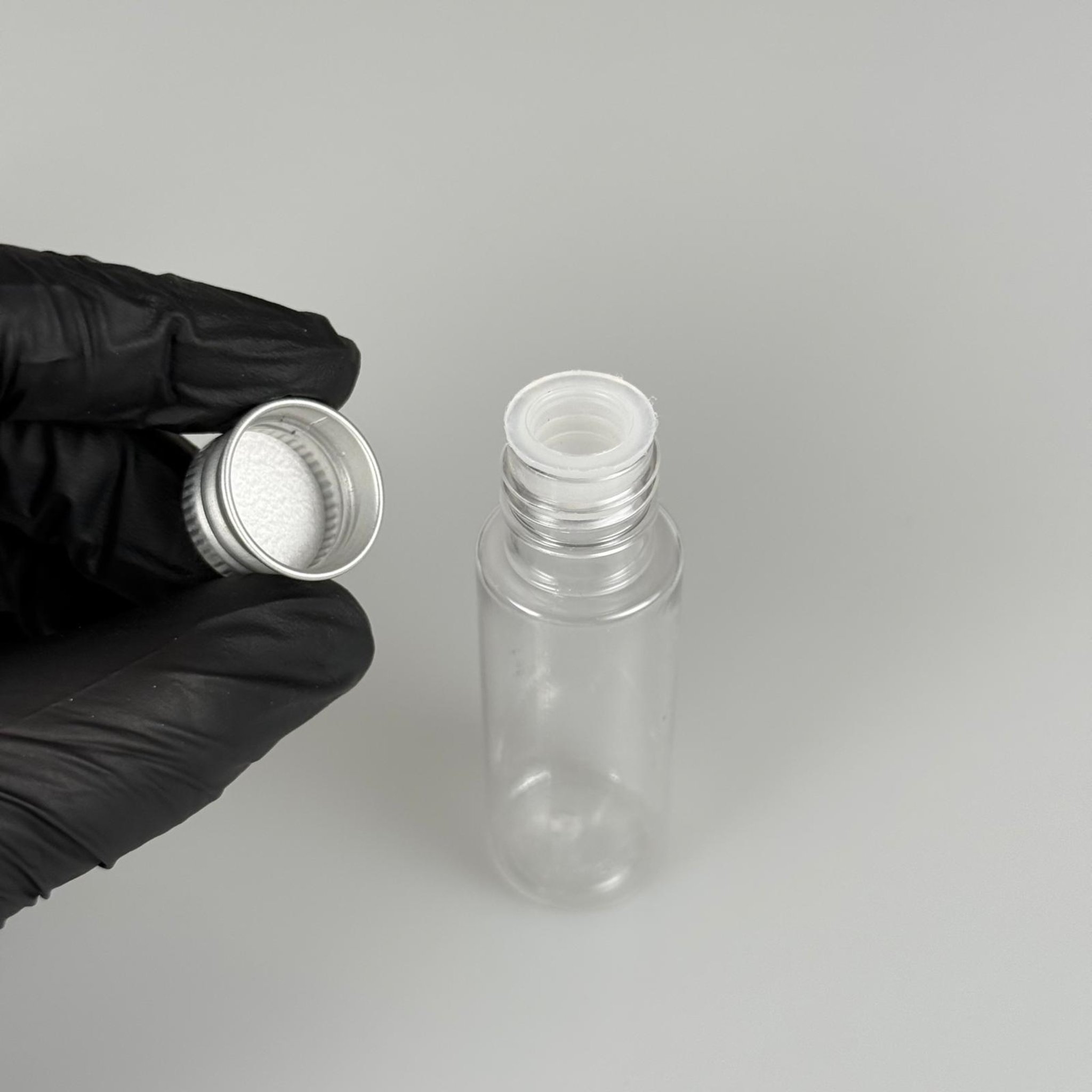 20 CC ŞEFFAF PET ŞİŞE + KÖPÜK CONTALI GÜMÜŞ ALÜMİNYUM METAL KAPAKLI + KÖR TIPALI TAKIM - 20 ML PLASTİK ŞİŞE