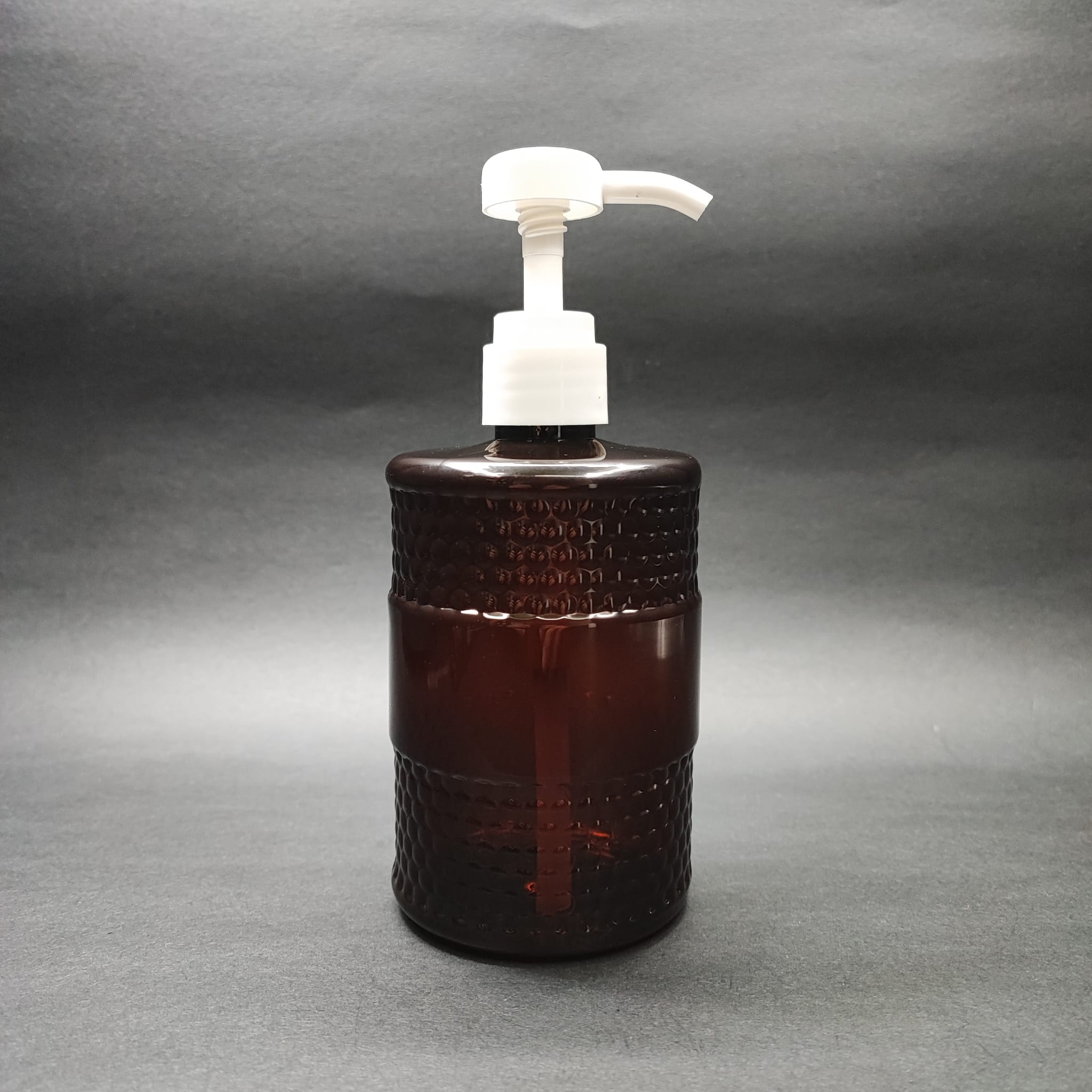 500 CC DESENLİ AMBER PET ŞİŞE - BEYAZ DOZAJ POMPALI (HER BASMADA 4 CC SIVI ATAR)  - 500 ML POMPALI ŞİŞE - ŞURUP, ŞAMPUAN, KREM GİBİ YOĞUN KIVAMLI SIVILARDA KULLANILIR