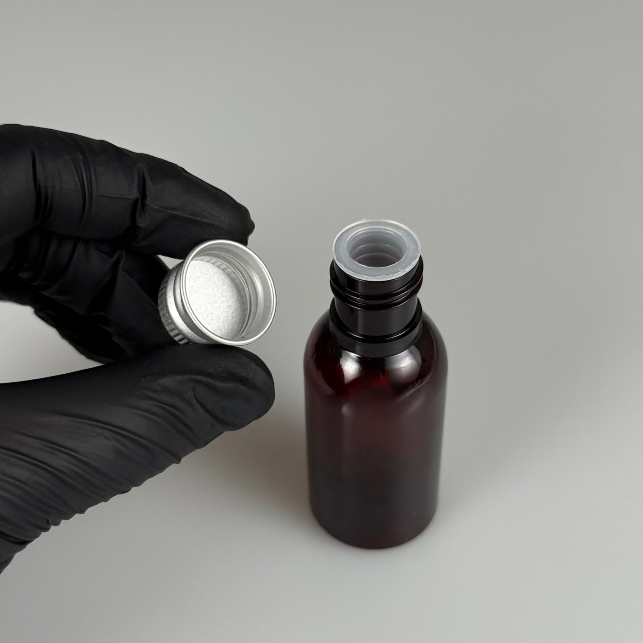35 CC AMBER PET ŞİŞE - KÖPÜK CONTALI GÜMÜŞ ALÜMİNYUM METAL KAPAKLI + KÖR TIPALI TAKIM - 35 ML KAHVERENGİ PET ŞİŞE