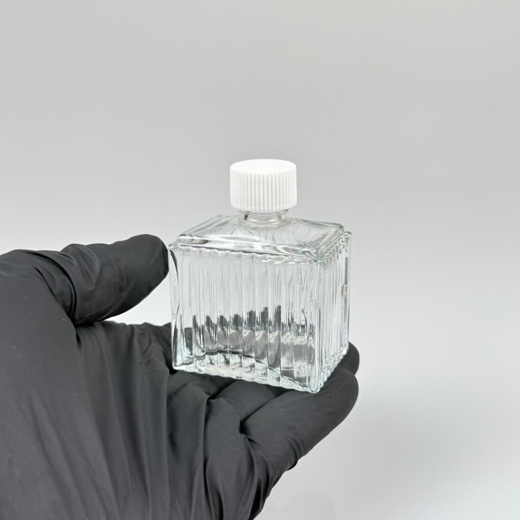 50 CC KÖŞELİ DESENLİ ÇİZGİLİ CAM ŞİŞE - BEYAZ PLASTİK KAPAKLI - 50 ML PRESTİJLİ ŞİŞE
