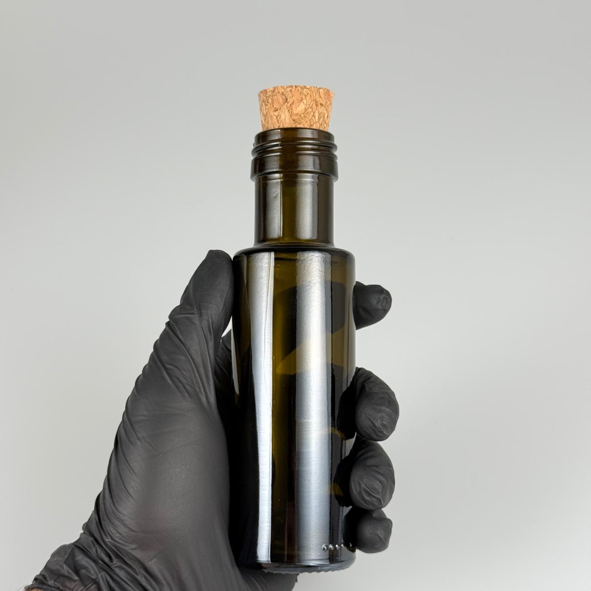 100 CC DORİKA CAM ŞİŞE KOYU YEŞİL (31 MM AĞIZ) - MANTAR TIPALI - 100 ML SİLİNDİR DORİCA YAĞ VE SOS ŞİŞELERİ