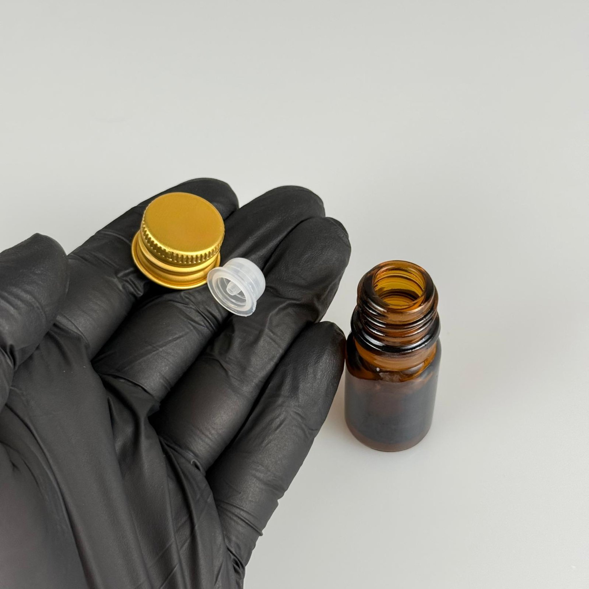 5 CC AMBER CAM ŞİŞE + KÖPÜK CONTALI GOLD ALÜMİNYUM METAL KAPAKLI + DAMLALIKLI KOLONYA TIPALI TAKIM - 5 ML KAHVERENGİCAM ŞİŞE