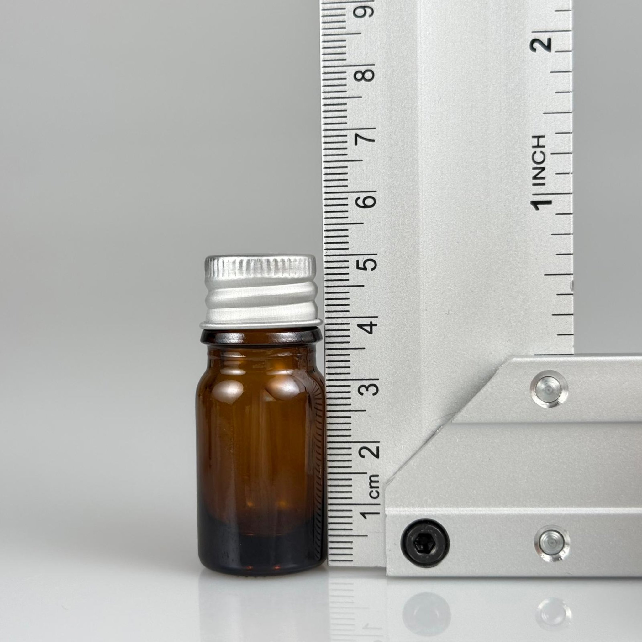 5 CC AMBER CAM ŞİŞE + KÖPÜK CONTALI GÜMÜŞ ALÜMİNYUM METAL KAPAKLI TAKIM - 5 ML KAHVERENGİCAM ŞİŞE