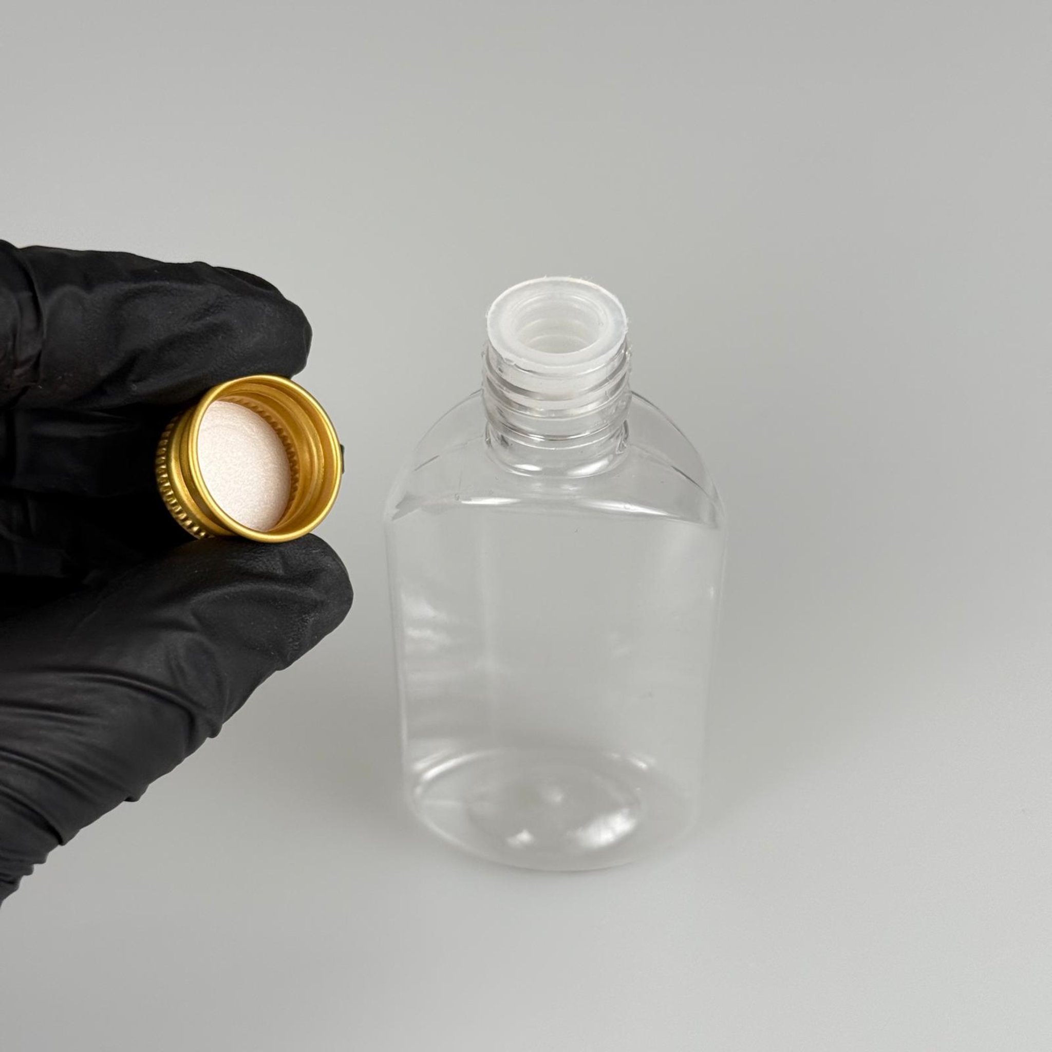 50 CC ŞEFFAF YASSI OVAL MODEL PET ŞİŞE + KÖPÜK CONTALI GOLD ALÜMİNYUM METAL KAPAKLI + KÖR TIPALI TAKIM - 50 ML PLASTİK ŞİŞE