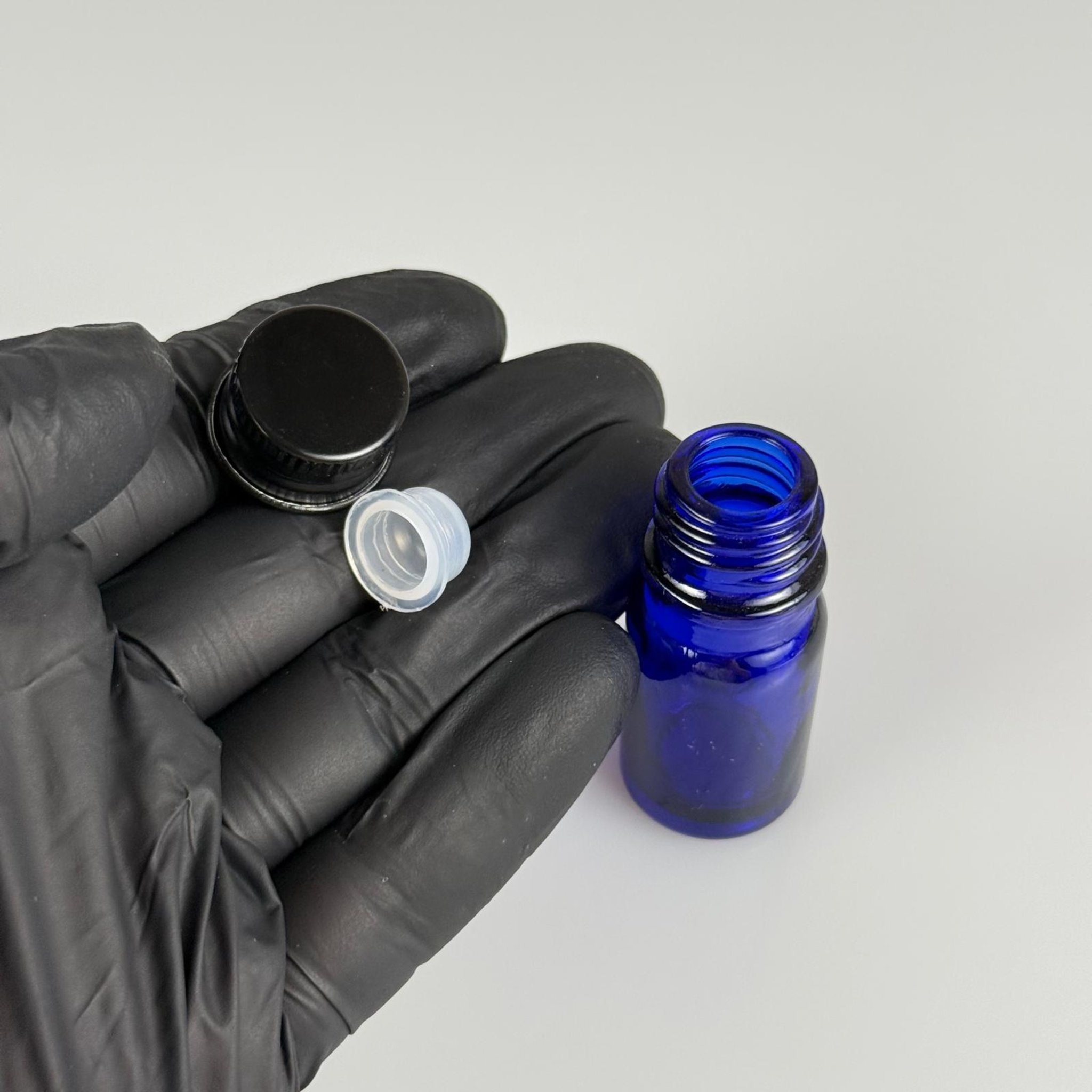 5 CC MAVİ CAM ŞİŞE + KÖPÜK CONTALI SİYAH ALÜMİNYUM METAL KAPAKLI + KÖR TIPALI TAKIM -  5 ML MAVİ CAM ŞİŞE