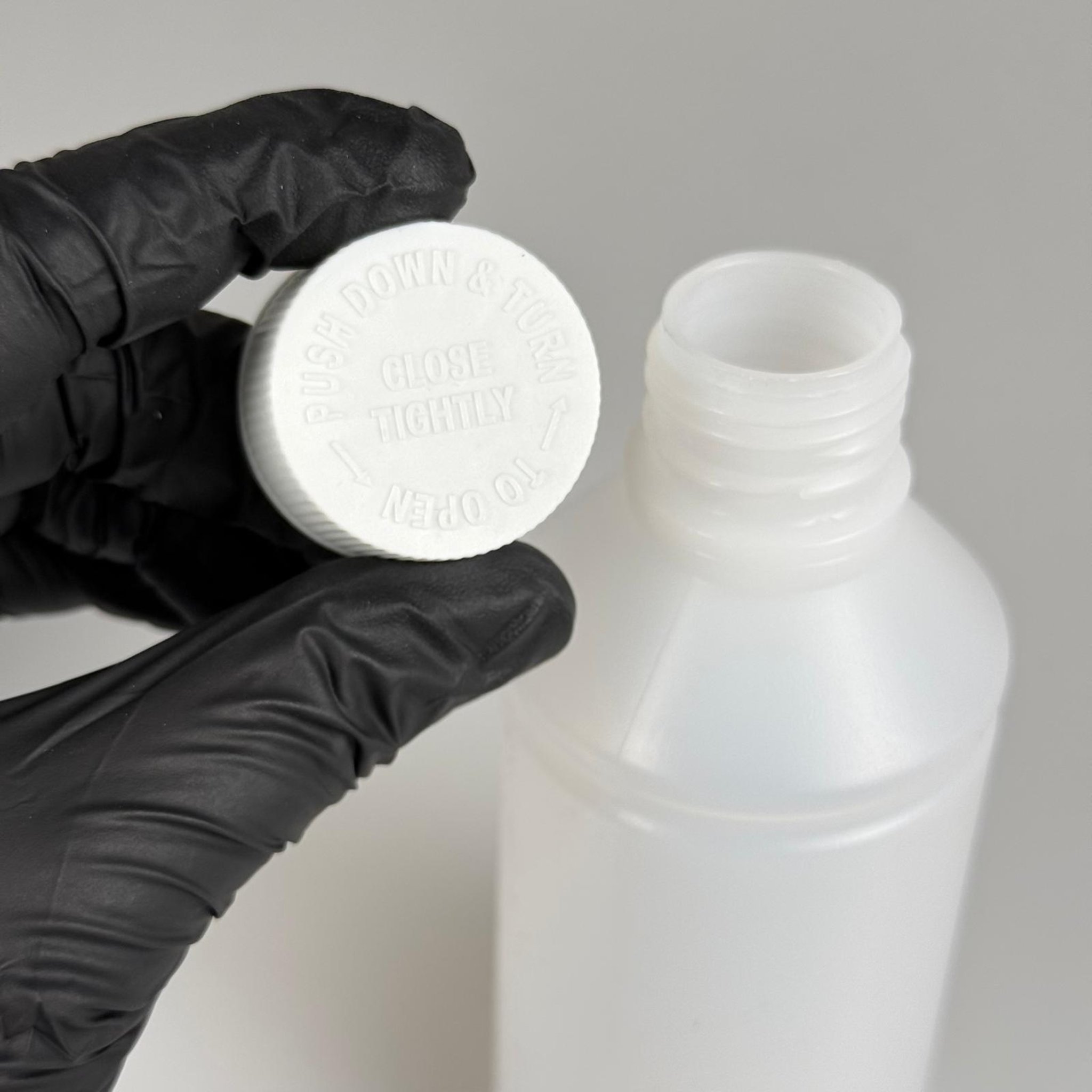 250 CC TİNER ŞİŞESİ - BEYAZ ÇOCUK EMNİYET KİLİTLİ KAPAKLI - 250 ML KİMYASALA DAYANIKLI PLASTİK ŞİŞE - 0,25 LT POLİETİLEN ŞİŞE