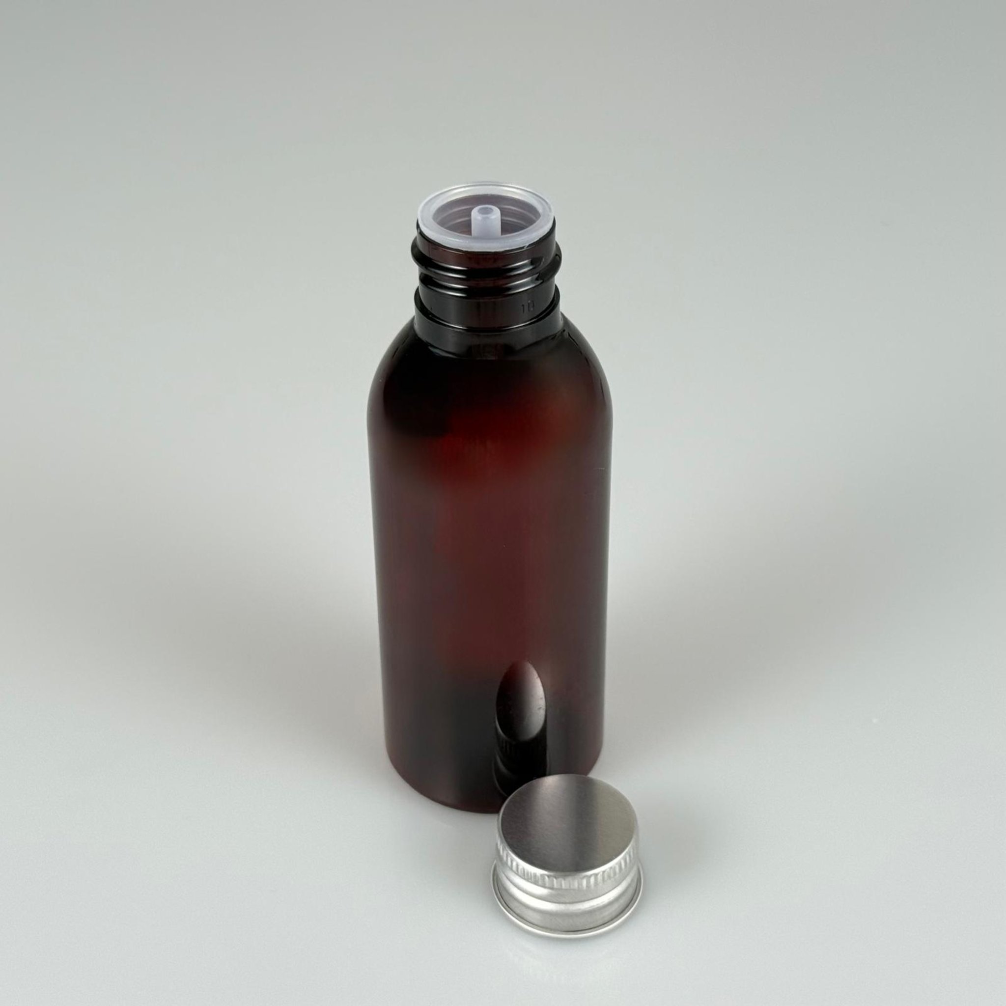100 CC AMBER SERT MODEL PET ŞİŞE (24 AĞIZ) + KÖPÜK CONTALI GÜMÜŞ METAL ALÜMİNYUM KAPAK + KOLONYA TIPALI TAKIM - 100 ML KAPAKLI KAHVERENGİ KALIN PET ŞİŞELER