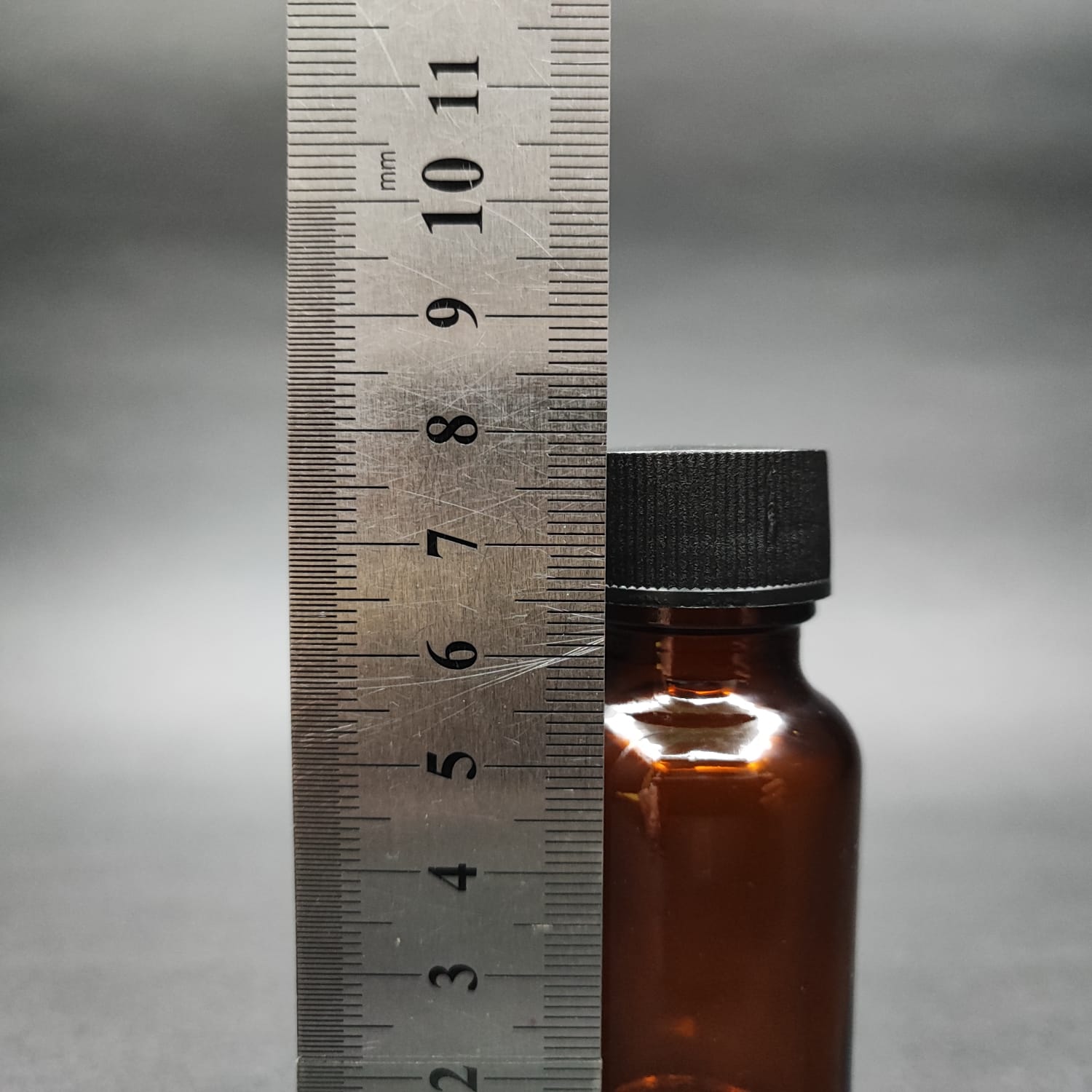 30 ML DOLUMU KOLAY, GENİŞ AĞIZLI İÇTEN DAMLALIKLI ŞİŞE (25 MM AĞIZ) - 30 CC SİYAH CONTALI KAPAKLI İÇTEN DAMLALIKLI CAM ECZA ŞİŞESİ - AMBER KAHVERENGİ