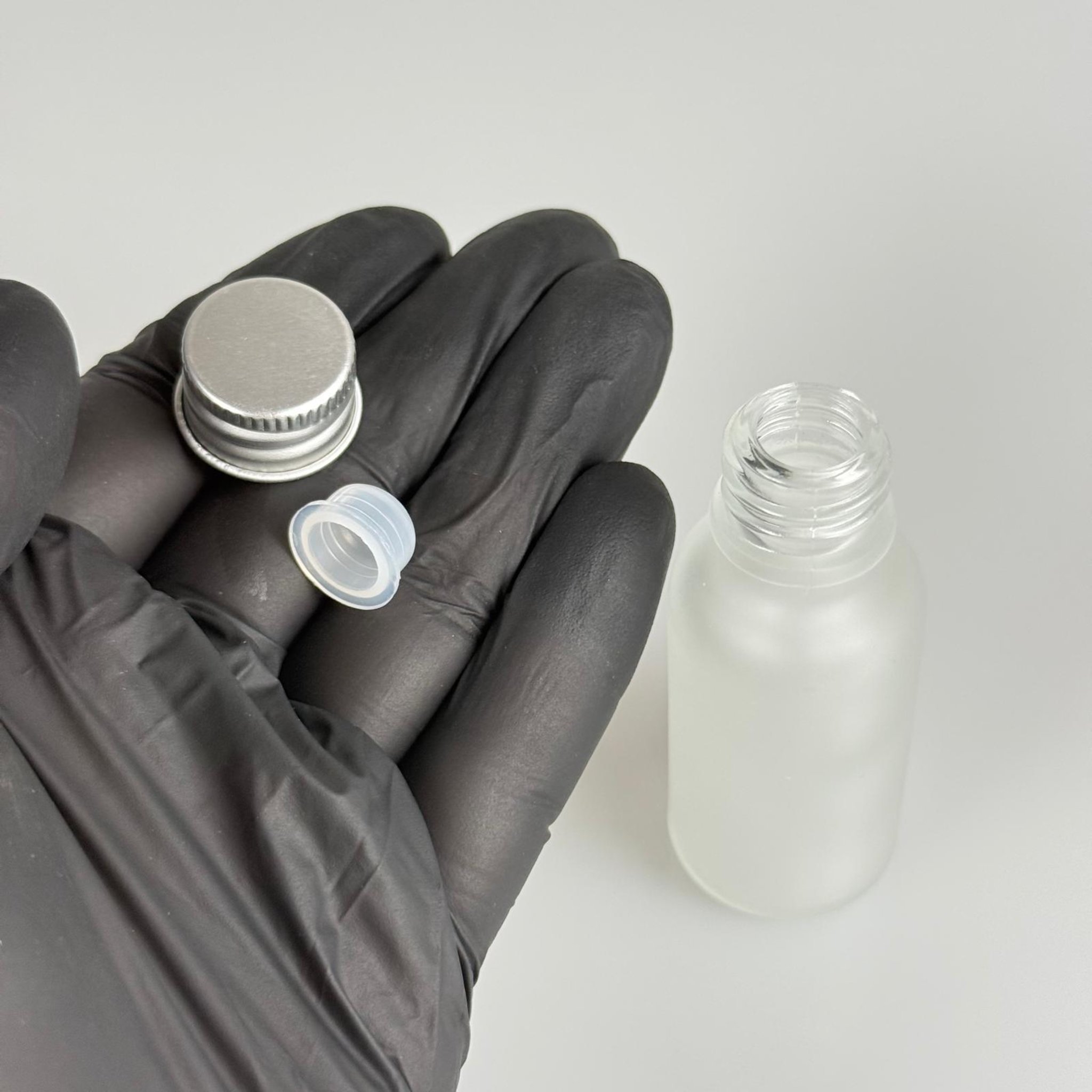 20 CC BUZLU CAM ŞİŞE + KÖPÜK CONTALI GÜMÜŞ ALÜMİNYUM METAL KAPAKLI + KÖR TIPALI TAKIM - 20 ML BUZLU CAM ŞİŞE