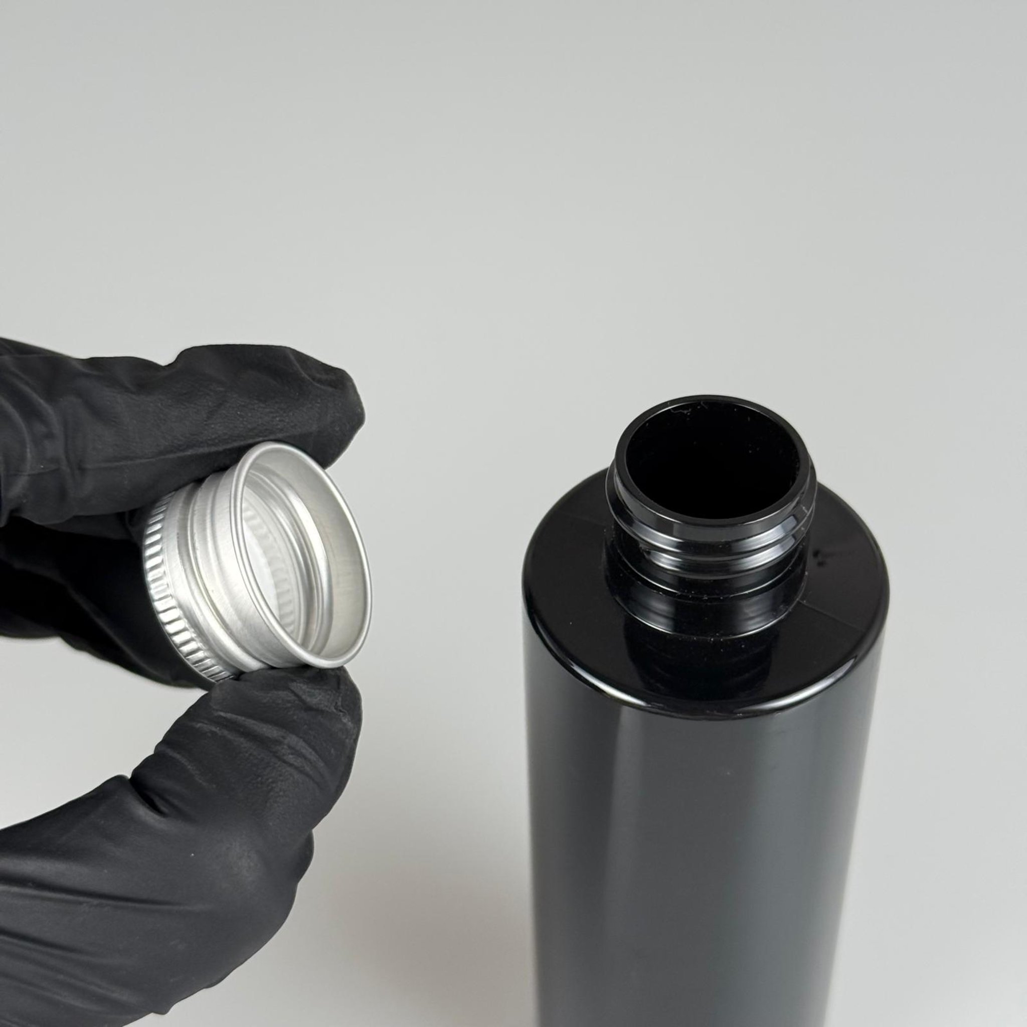 150 CC SİYAH SİLİNDİR MODEL PARLAK SERT PET ŞİŞE (24 AĞIZ) + KÖPÜK CONTALI GÜMÜŞ METAL ALÜMİNYUM KAPAK TAKIM - 150 ML KAPAKLI SİYAH PET ŞİŞELER