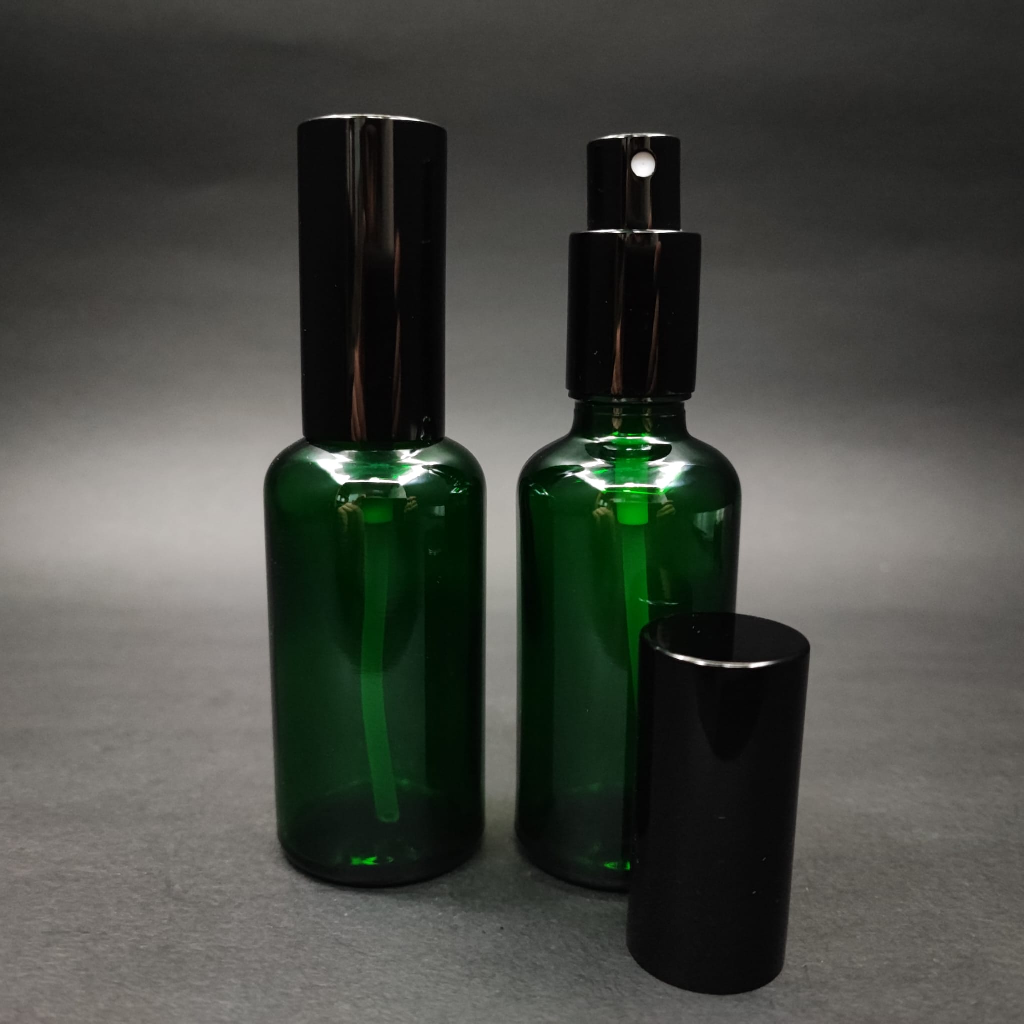 50 ML LÜKS VİDALI VALF ÇEVİRME PARFÜM ŞİŞELERİ - 50 CC YEŞİL CAM ŞİŞE - SİYAH METAL SPREYLİ KAPAKLI SET