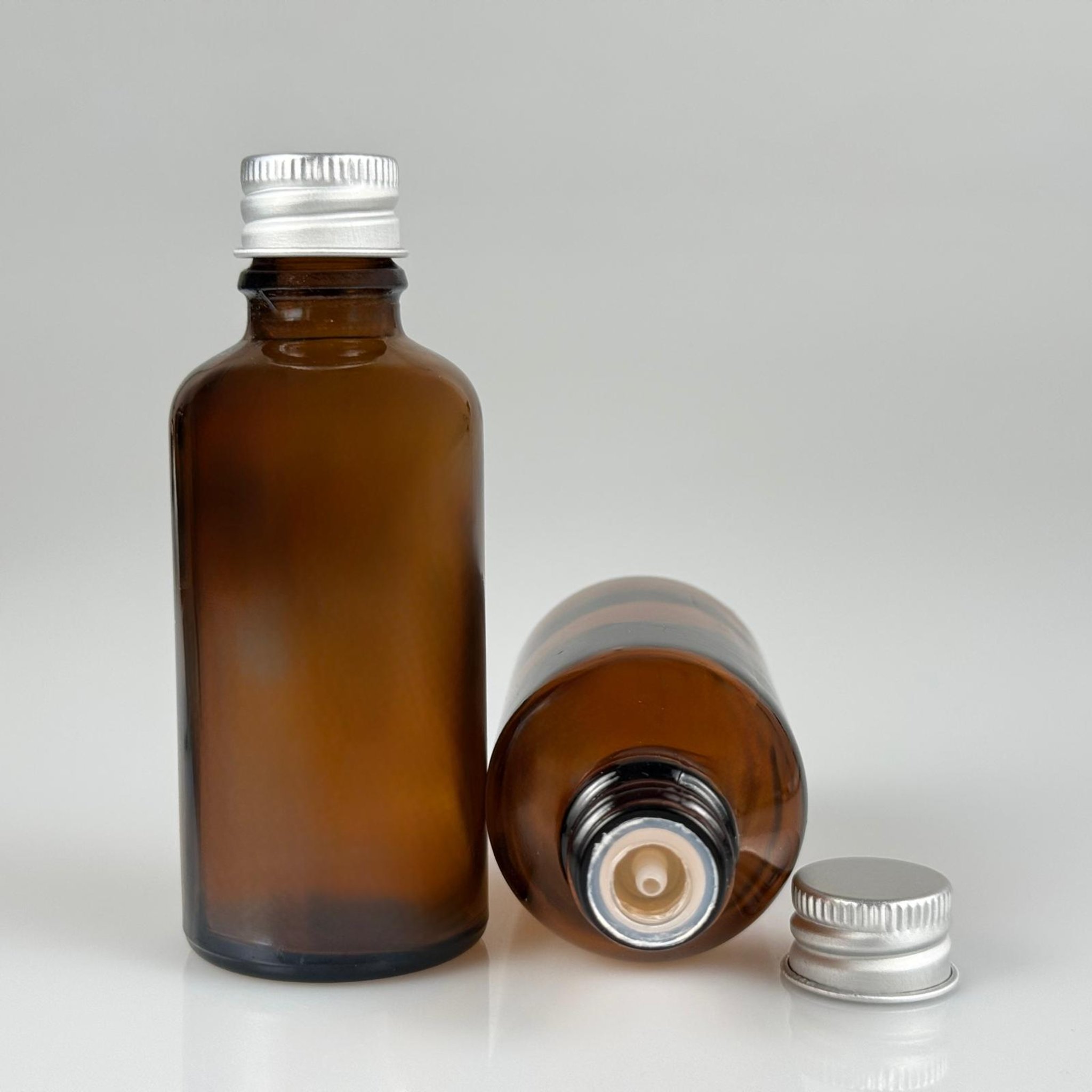 50 CC AMBER CAM ŞİŞE + KÖPÜK CONTALI GÜMÜŞ ALÜMİNYUM METAL KAPAKLI + DAMLALIKLI KOLONYA TIPALI TAKIM - 50 ML KAHVERENGİ CAM ŞİŞE