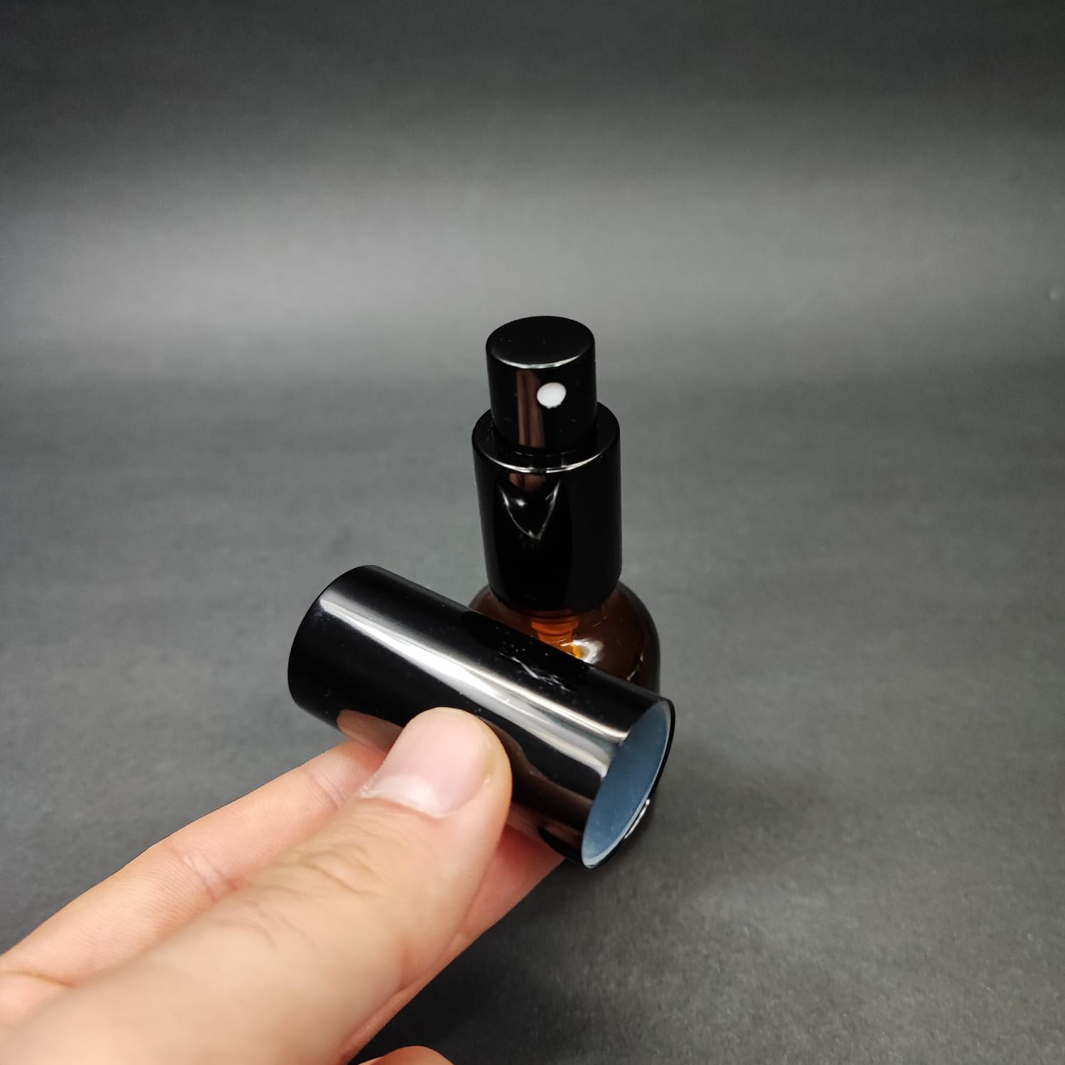 25 ML LÜKS VİDALI VALF ÇEVİRME PARFÜM ŞİŞELERİ - 25 CC TOMBUL AMBER CAM ŞİŞE - SİYAH METAL SPREYLİ KAPAKLI SET