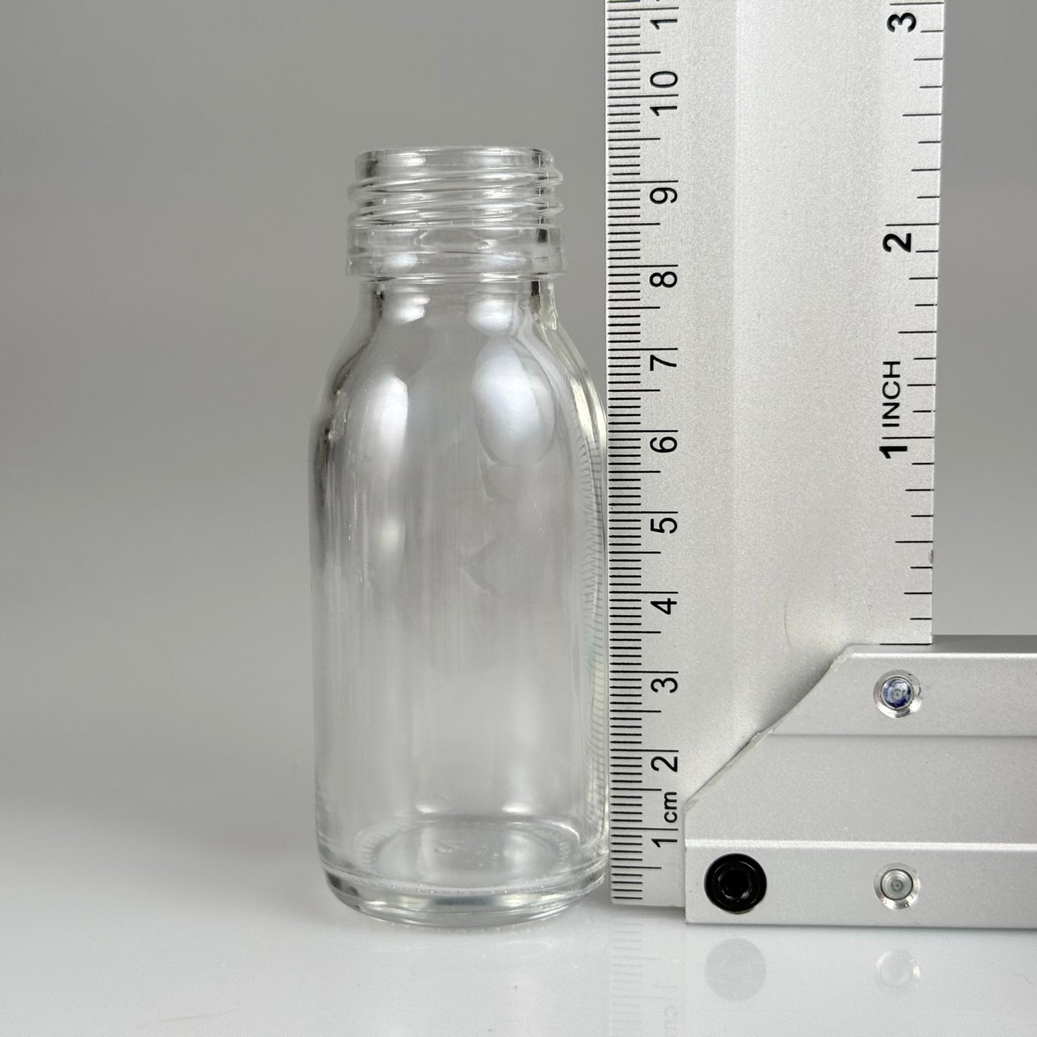 60 CC GENİŞ AĞIZLI ŞEFFAF CAM ŞİŞE KAPAKSIZ (28 AĞIZ) - 60 ML ŞEFFAF ŞURUP ECZA ŞİŞESİ - MİKROPLARDAN KORUNMASI İÇİN İLAÇLANMIŞTIR, SUYA TUTUNCA ŞEFFAF RENGİ ALIR
