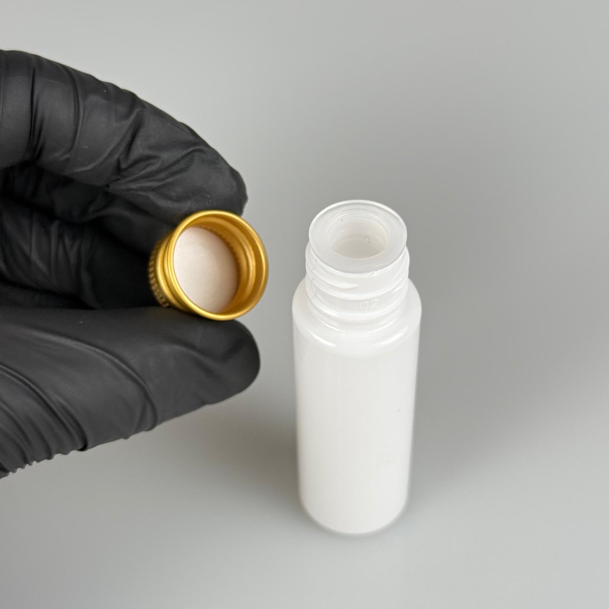20 CC BEYAZ PET SHOT ŞİŞE - KÖPÜK CONTALI GOLD ALÜMİNYUM METAL KAPAKLI + KÖR TIPALI TAKIM - 20 ML PLASTİK ŞİŞE