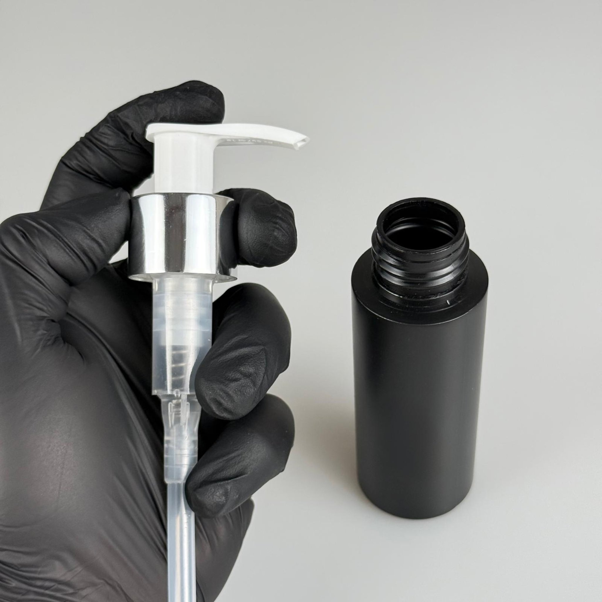 50 CC SİYAH POLİETİLEN PLASTİK ŞİŞE - GÜMÜŞ POMPALI - 50 ML POMPALI PLASTİK ŞİŞE