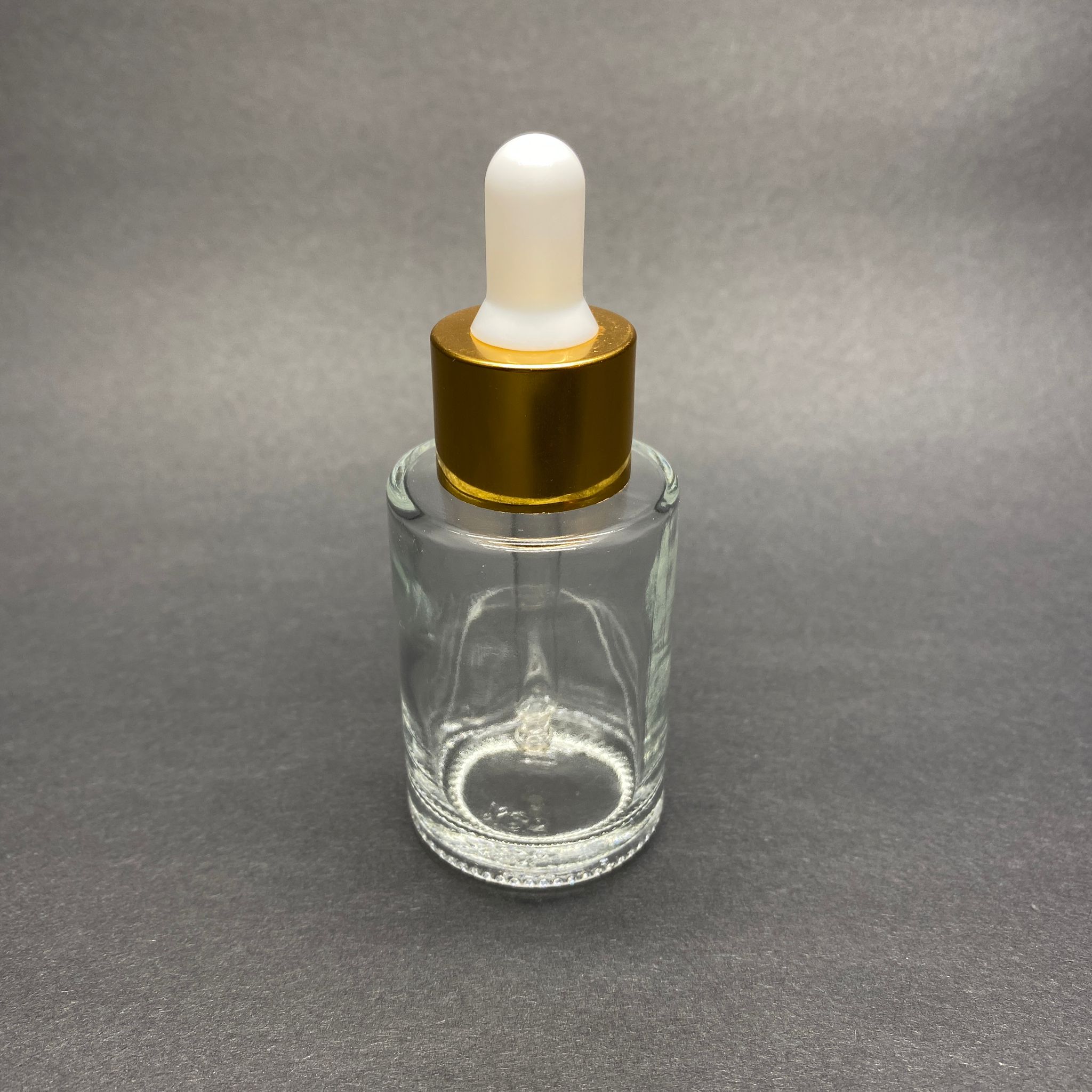 30 CC OMUZLU ŞEFFAF CAM ŞİŞE - BEYAZ EMZİKLİ GOLD KAPAKLI CAM DAMLALIKLI TAKIM (DAMLALIĞIN İÇİNDE SIZDIRMAZ CONTA MEVCUTTUR) - 30 ML KÜT BOYUNLU CAM SERUM ŞİŞESİ