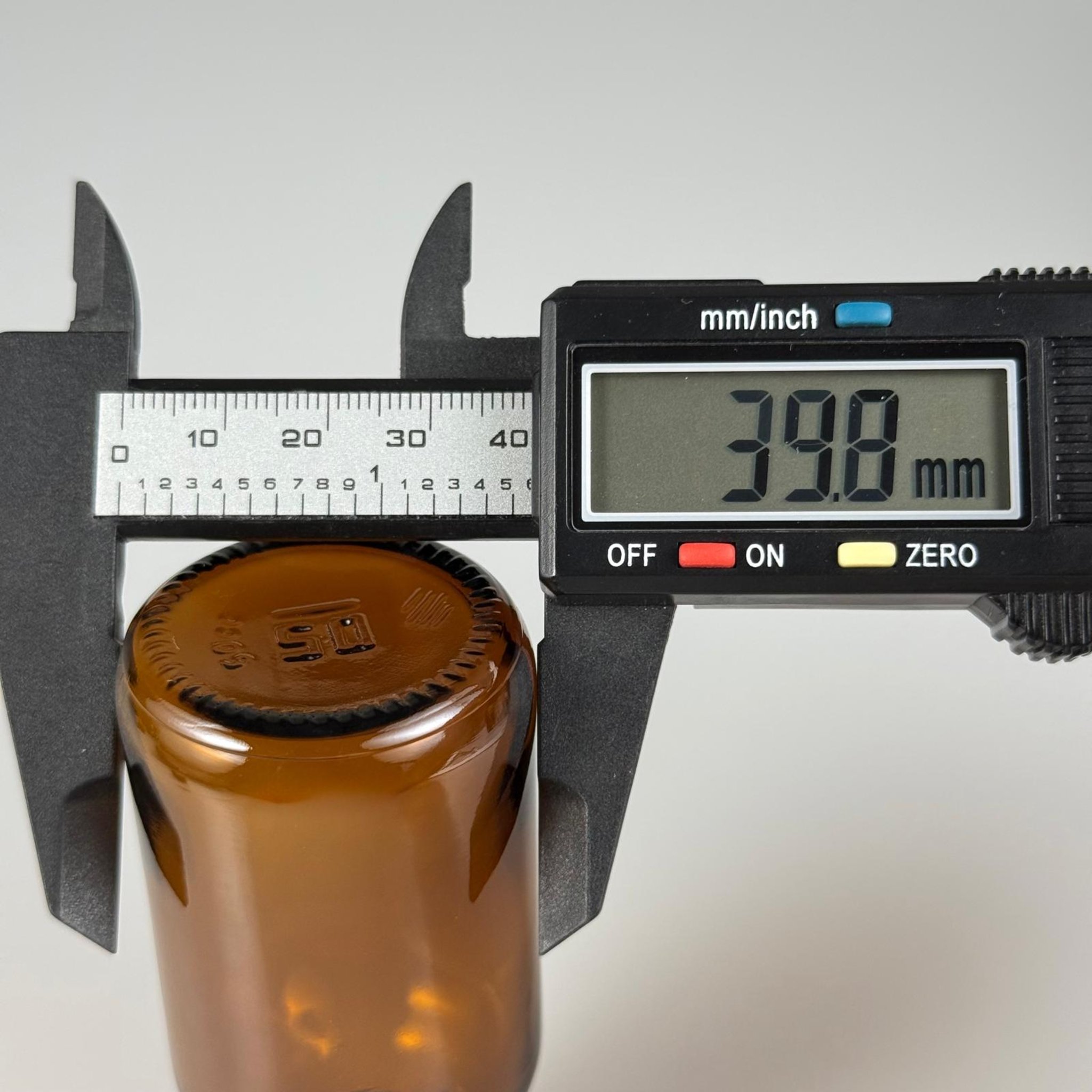 50 CC AMBER CAM ŞİŞE + SİYAH PLASTİK KAPAK + 15 ML ÖLÇEK TAKIM - 50 ML KAHVERENGİ BOŞ ŞURUP ŞİŞESİ (AĞIZ ÇAPI 25 MM) - 50 ML ECZA ŞİŞESİ