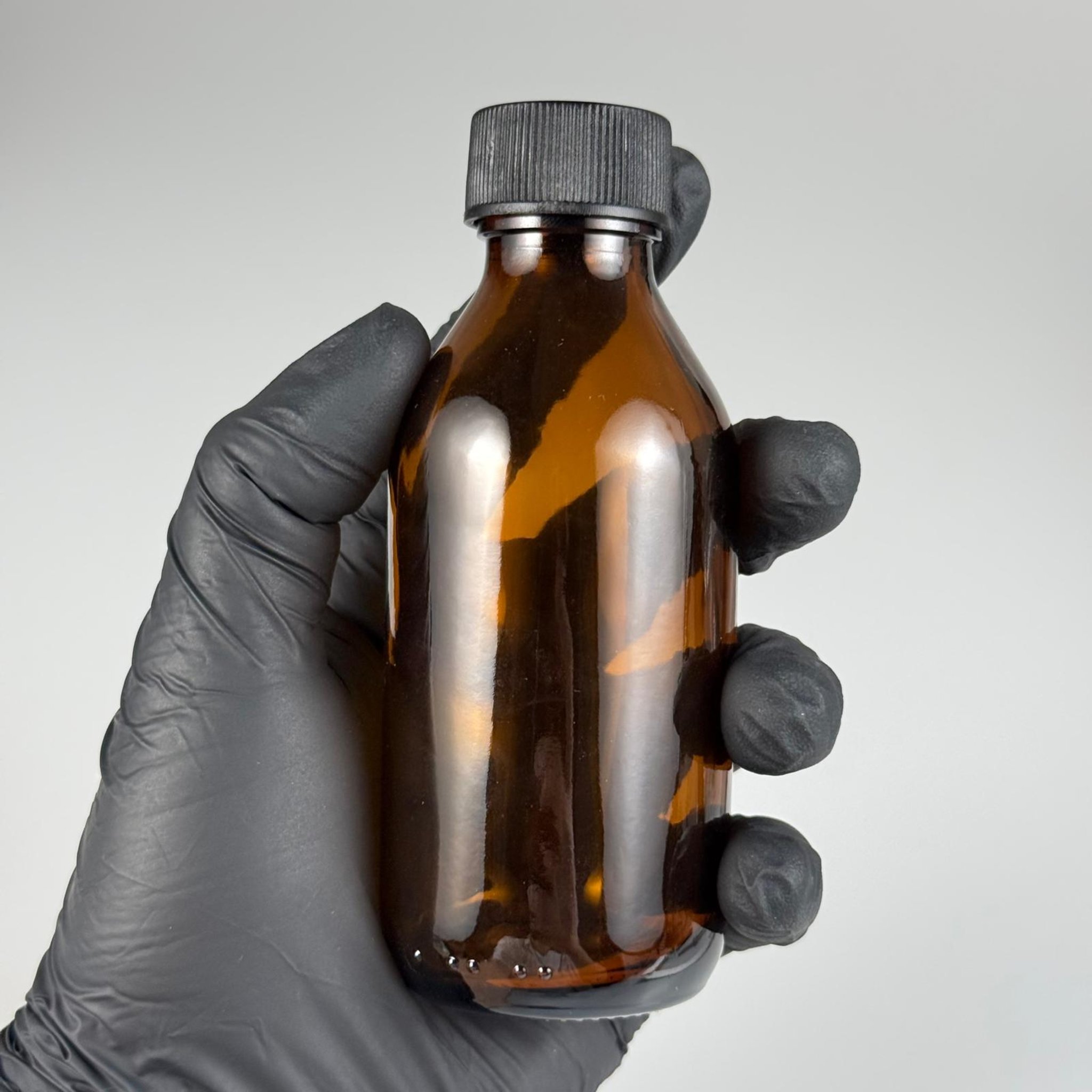 100 CC AMBER CAM ŞİŞE + SİYAH PLASTİK KAPAK + 15 ML ÖLÇEK TAKIM - 100 ML KAHVERENGİ BOŞ ŞURUP ŞİŞESİ (AĞIZ ÇAPI 25 MM)