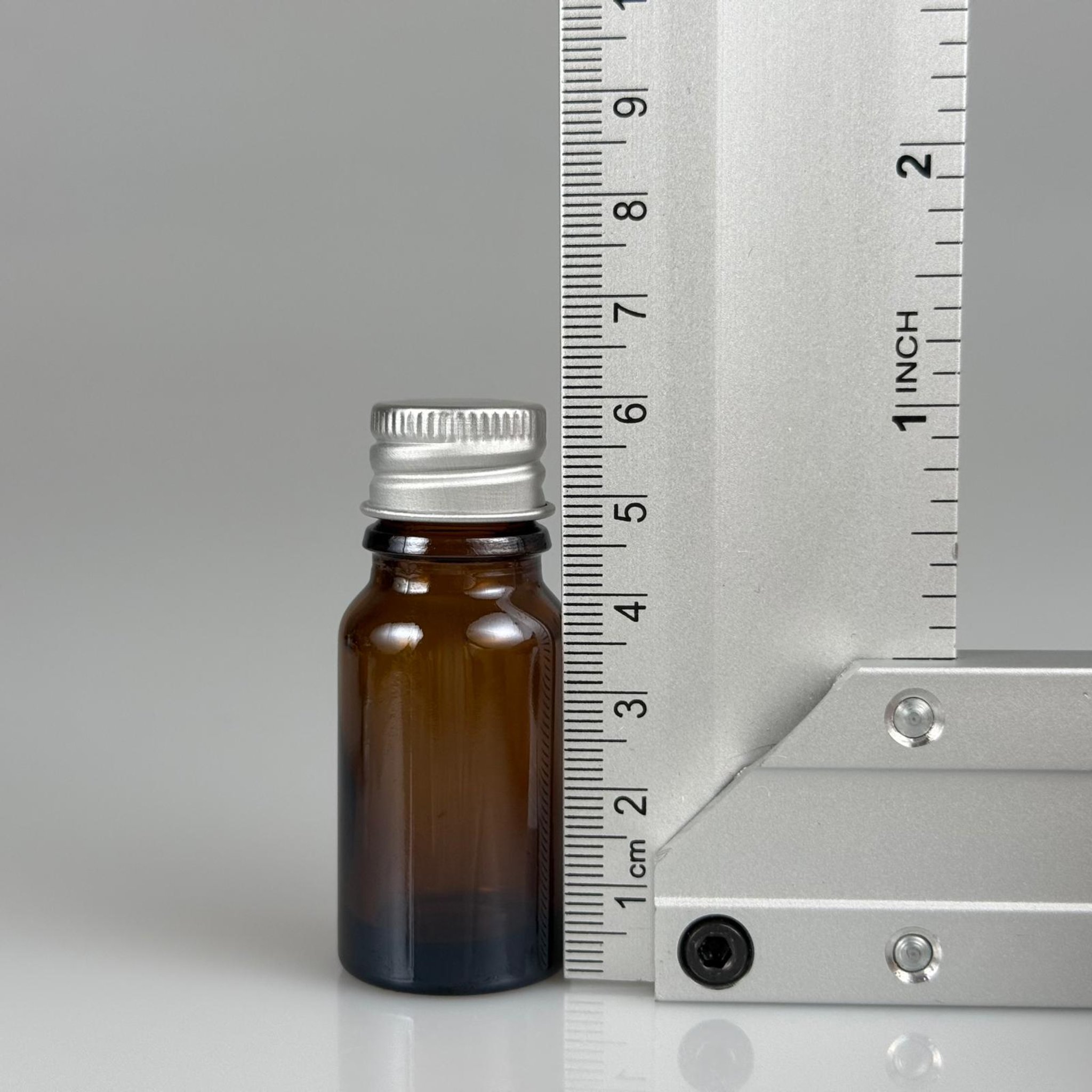 10 CC AMBER CAM ŞİŞE + KÖPÜK CONTALI GÜMÜŞ ALÜMİNYUM METAL KAPAKLI + DAMLALIKLI KOLONYA TIPALI TAKIM - 10 ML KAHVERENGİ CAM ŞİŞE