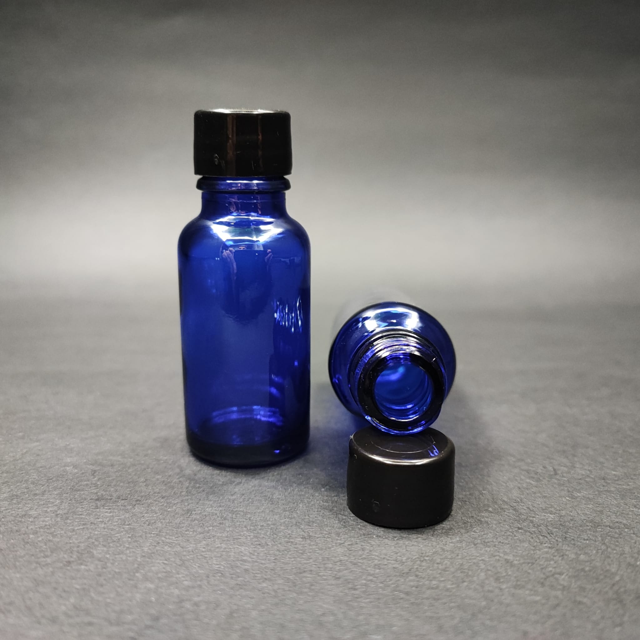 20 CC MAVİ CAM ŞİŞE + KENDİNDEN CONTALI SIZDIRMAZ SİYAH KAPAK - 20 ML KAPAKLI CAM ŞİŞE