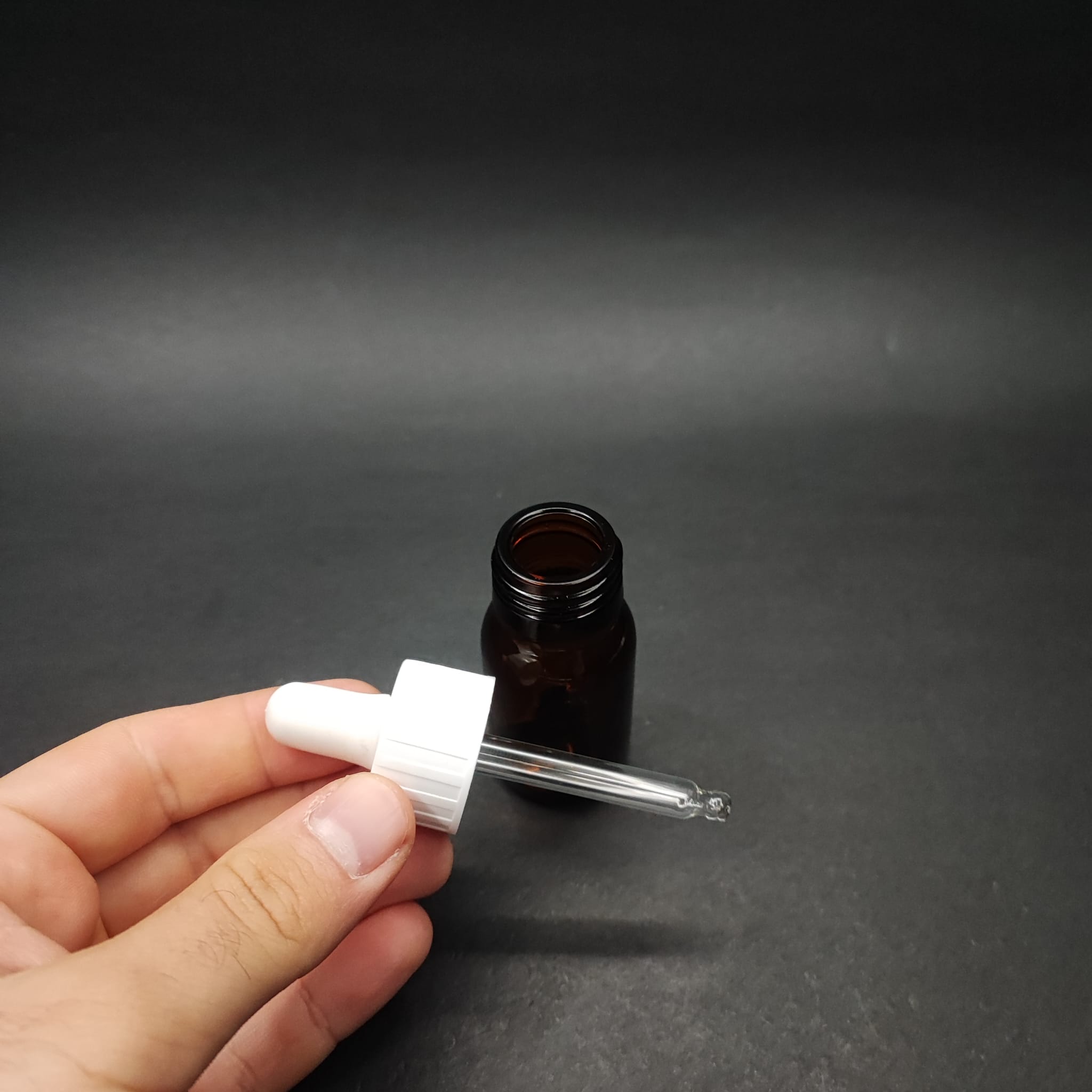 20 ML DOLUMU KOLAY, GENİŞ AĞIZLI CAM DAMLALIKLI ŞİŞE (25 MM AĞIZ)  - 20 CC BEYAZ DAMLALIKLI CAM ECZA ŞİŞESİ - AMBER KAHVERENGİ