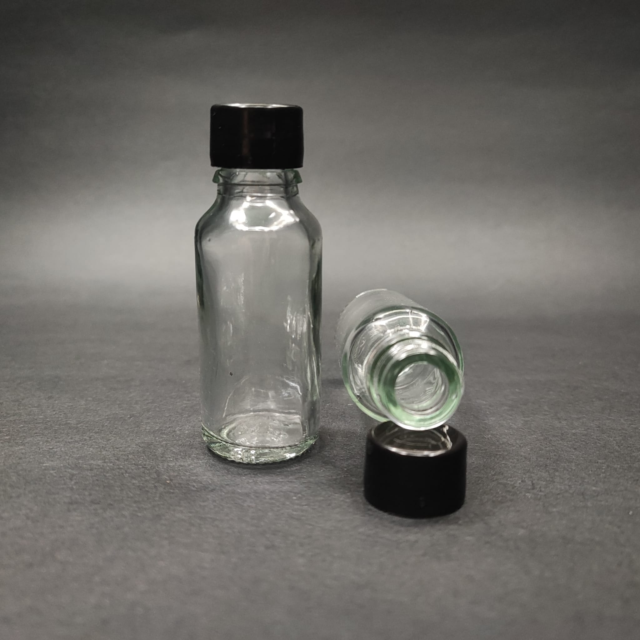 20 CC ŞEFFAF CAM ŞİŞE + KENDİNDEN CONTALI SIZDIRMAZ SİYAH KAPAK - 20 ML KAPAKLI CAM ŞİŞE
