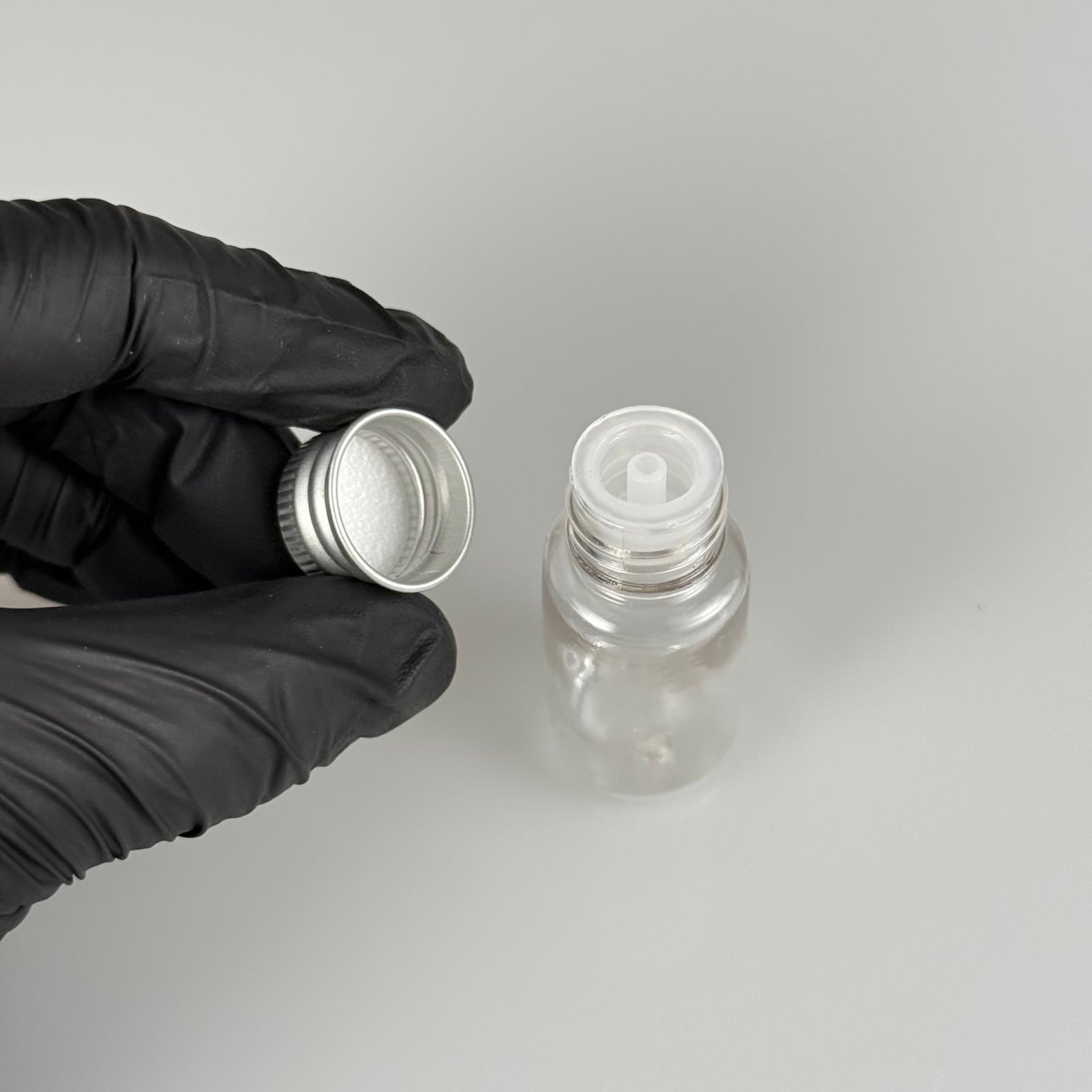 10 CC ŞEFFAF PET SHOT ŞİŞE - KÖPÜK CONTALI GÜMÜŞ ALÜMİNYUM METAL KAPAKLI + DAMLALIKLI KOLONYA TIPALI TAKIM - 10 ML PLASTİK ŞİŞE