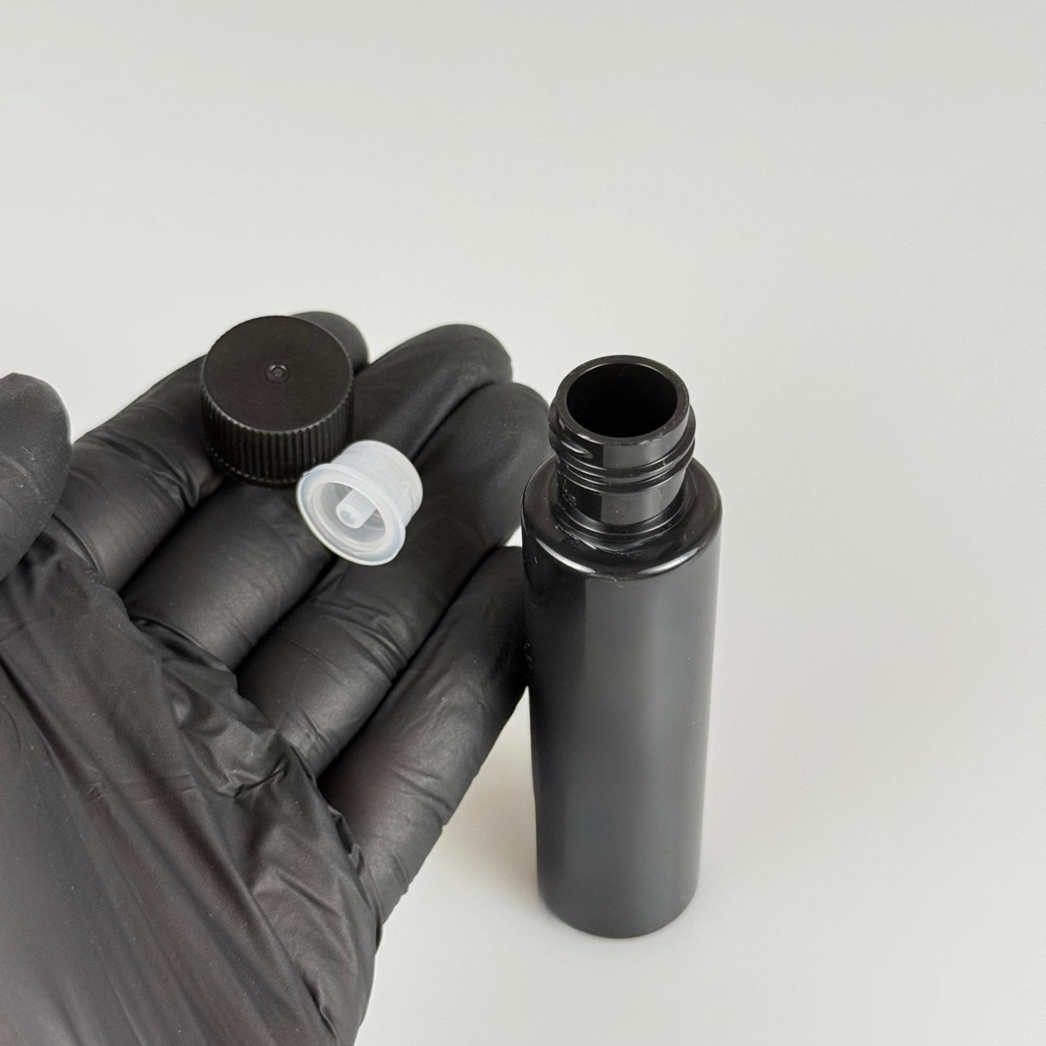 35 CC İÇTEN DAMLALIKLI PLASTİK ŞİŞE -  35 ML SİYAH PET ŞİŞE + CONTALI SİYAH KAPAK + KOLONYA TIPALI (DELEREK KULLANILIR) TAKIM