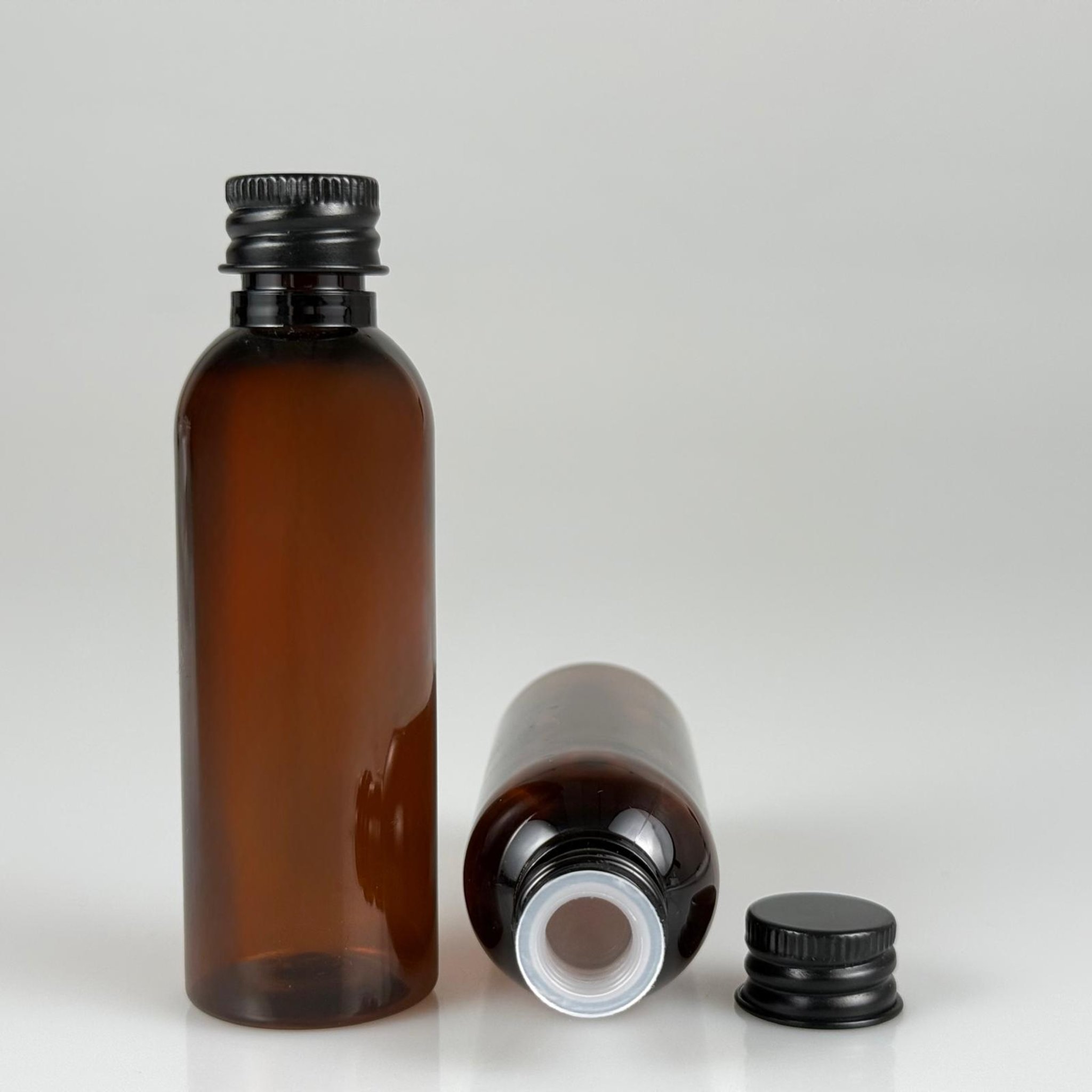 50 CC AMBER SİLİNDİR UZUN MODEL PET ŞİŞE + KÖPÜK CONTALI SİYAH ALÜMİNYUM METAL KAPAKLI + KÖR TIPALI TAKIM - 50 ML KAHVERENGİ PLASTİK ŞİŞE