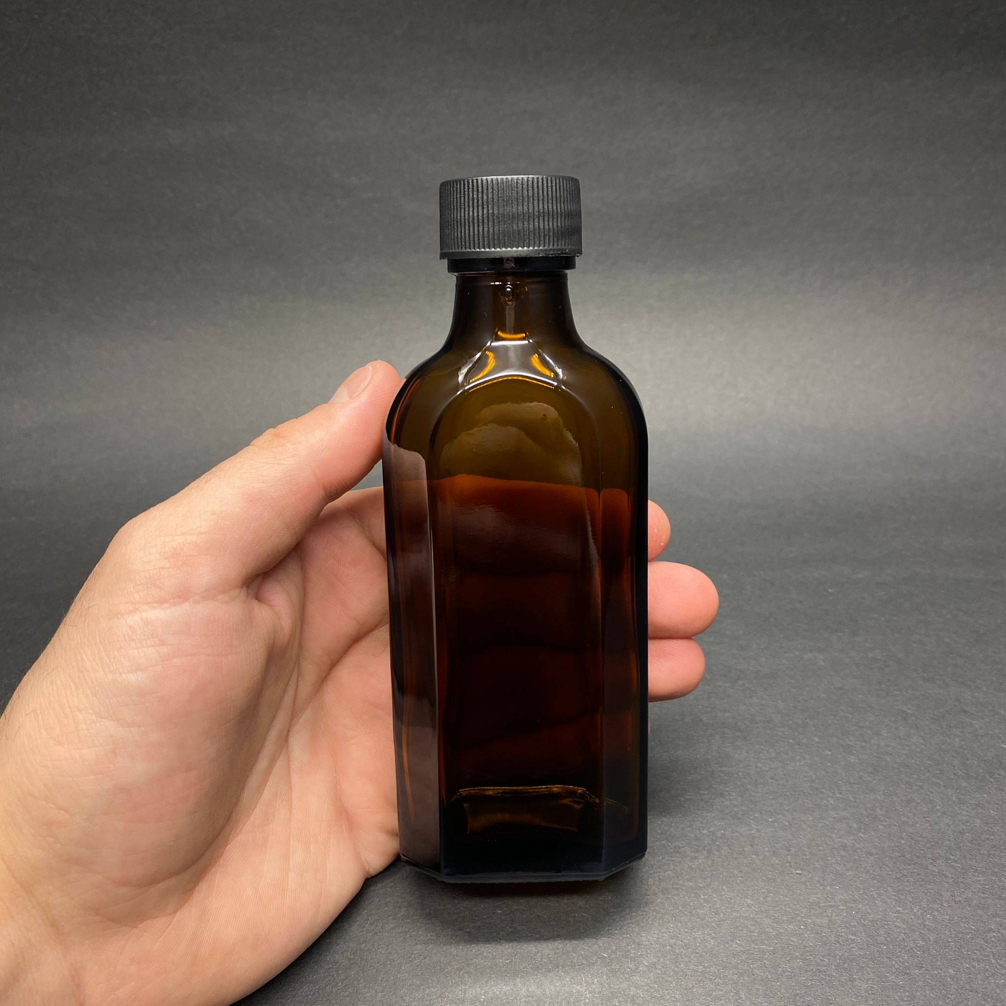 100 CC AMBER YASSI CAM ŞİŞE - SİYAH PLASTİK KAPAKLI - 100 ML KAHVERENGİ YASSI MODEL CAM ŞİŞE