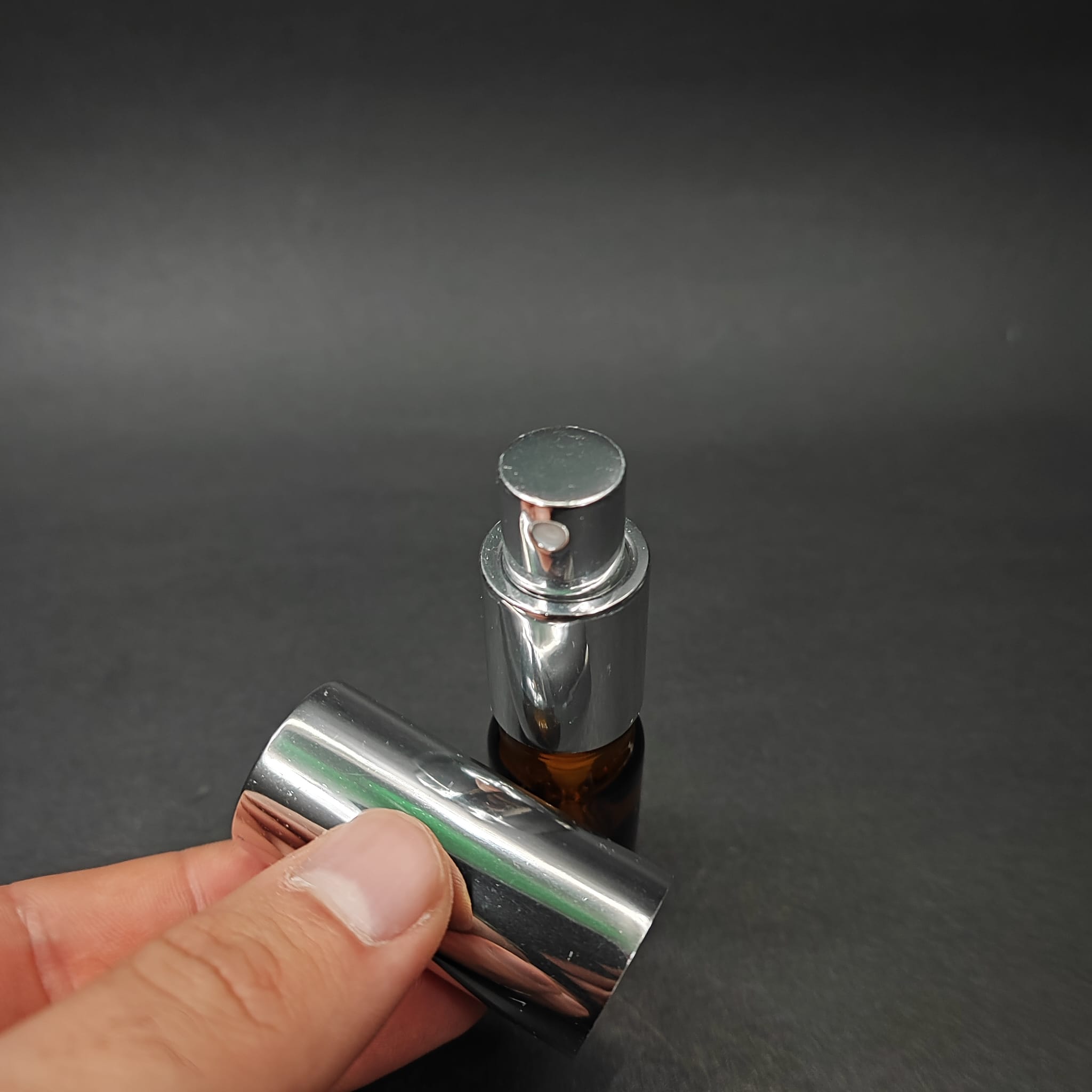 5 ML LÜKS VİDALI VALF ÇEVİRME PARFÜM ŞİŞELERİ - 5 CC AMBER CAM ŞİŞE - GÜMÜŞ METAL SPREYLİ KAPAKLI SET