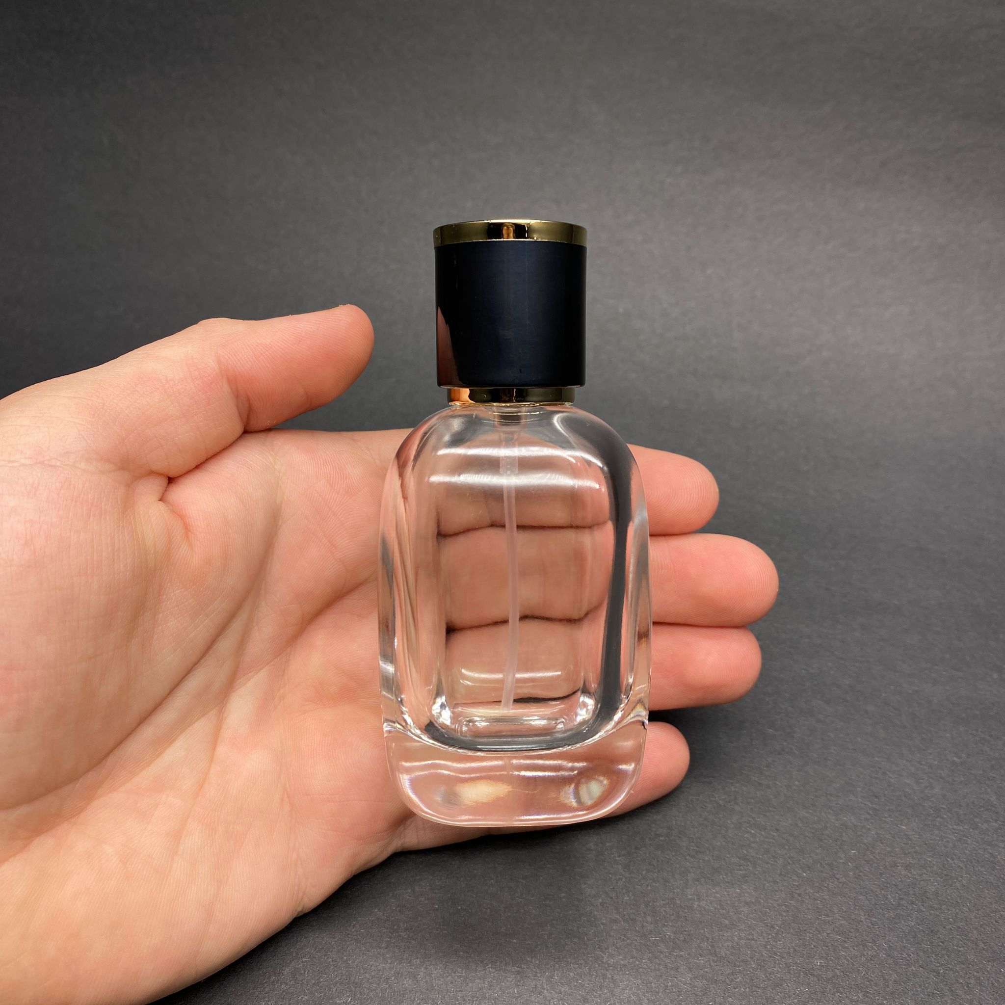 50 ML OVAL KARE MODEL CORE PARFÜM ŞİŞESİ - GOLD METAL SPREYLİ + GÜMÜŞ SİYAH KAPAKLI (AĞIZ 15 MM GEÇME KOLAY KAPAMA)