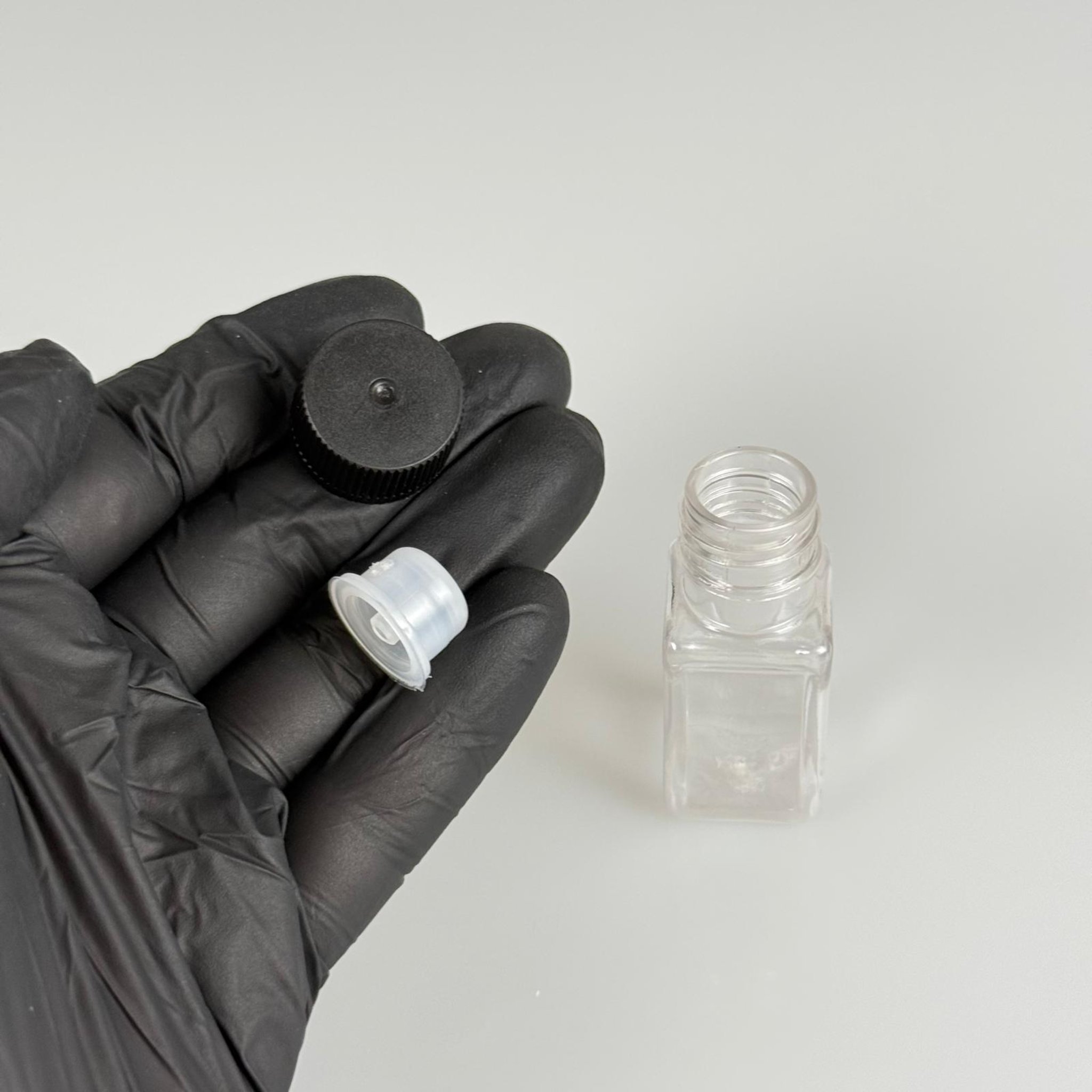10 CC İÇTEN DAMLALIKLI PLASTİK KARE ŞİŞE -  10 ML ŞEFFAF PET ŞİŞE + CONTALI SİYAH KAPAK + KOLONYA TIPALI (DELEREK KULLANILIR) TAKIM
