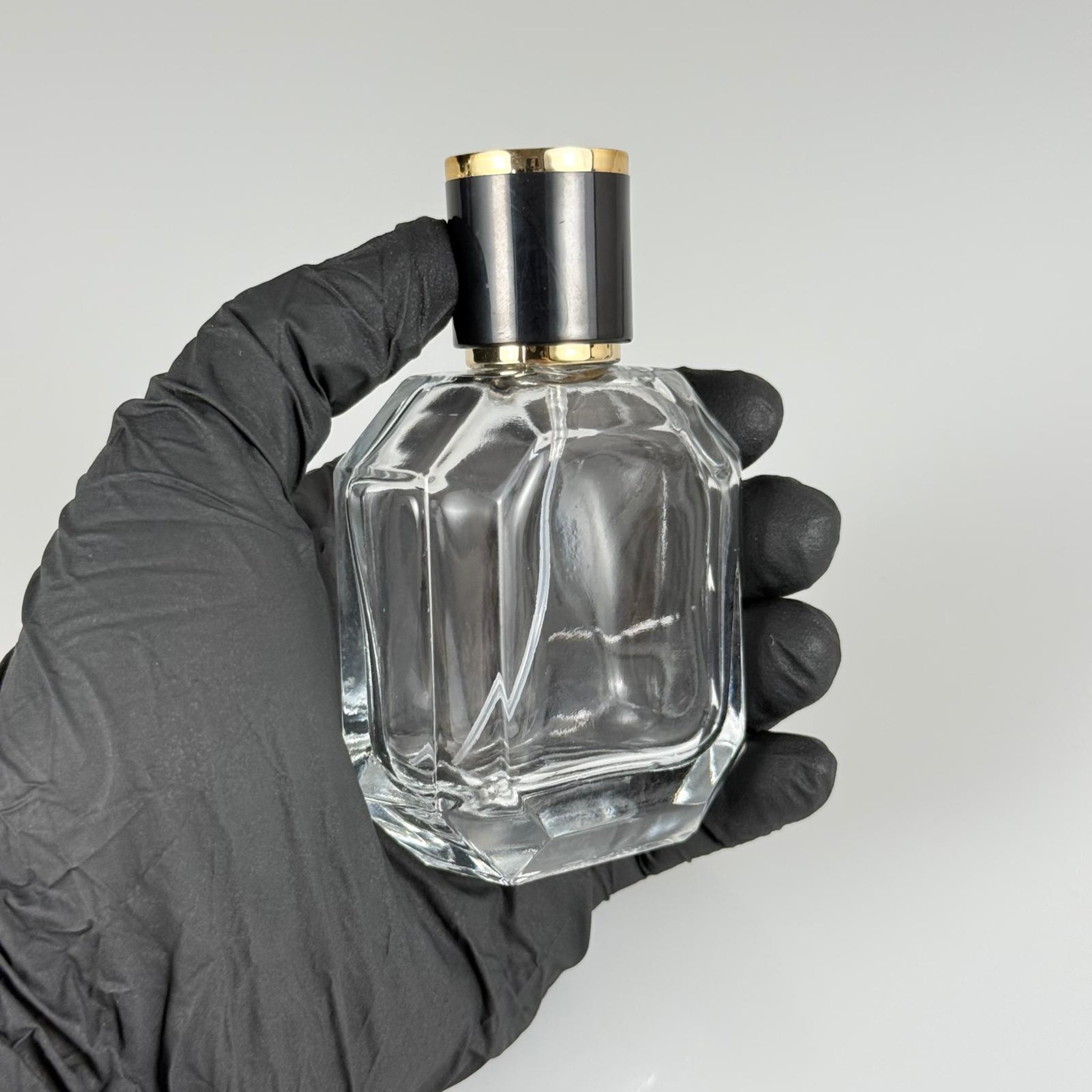 50 ML KAZABLANKA MODEL KÖŞELİ PARFÜM ŞİŞESİ + GOLD METALE METAL SPREY + SİYAHA GOLD POLO KAPAKLI SET (AĞIZ 13 MM VİDALI) TEKRAR DOLDURULABİLİR