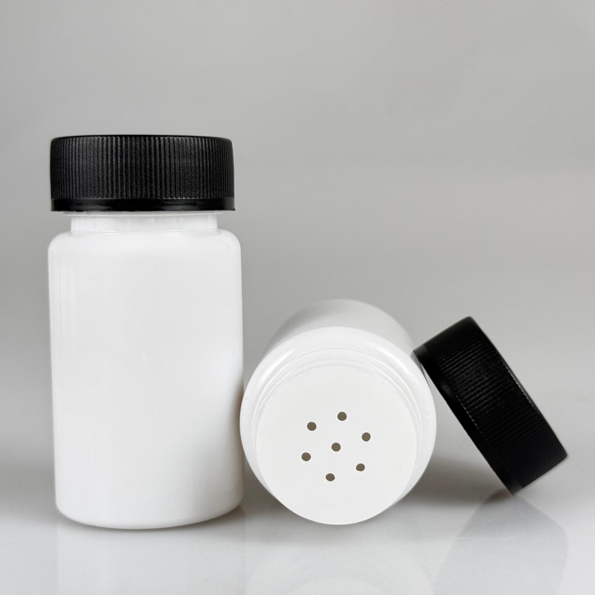 100 CC BEYAZ PET PUDRA ŞİŞESİ + ÇOCUK KİLİTLİ SİYAH PLASTİK KAPAKLI + PUDRA TIPALI TAKIM - 100 ML PUDRA KUTUSU, EKO TUZLUK