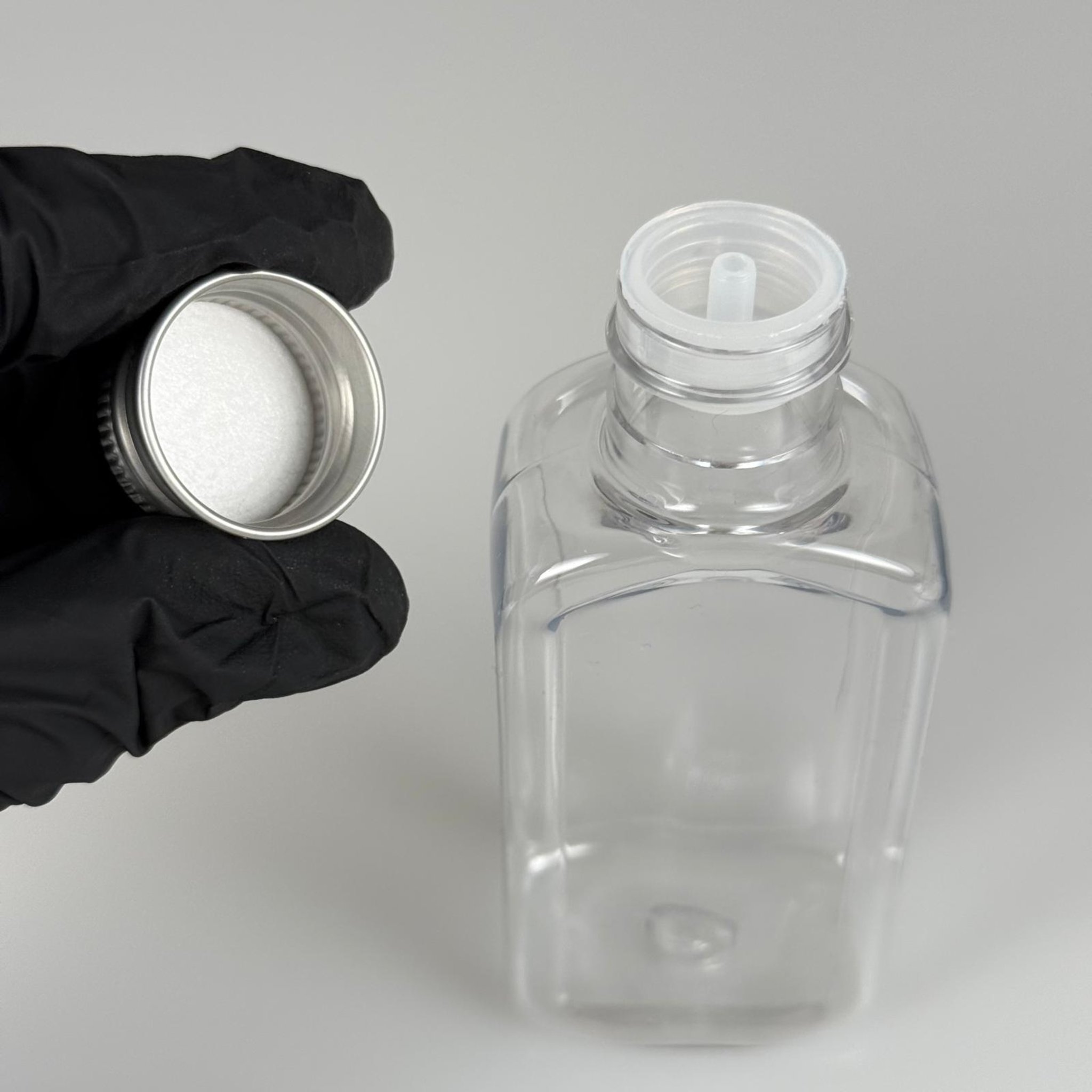 100 CC YASSI KÖŞELİ MODEL ŞEFFAF PET ŞİŞE (24 AĞIZ) + KÖPÜK CONTALI GÜMÜŞ METAL ALÜMİNYUM KAPAK + KOLONYA TIPALI TAKIM - 100 ML KAPAKLI PLASTİK ŞİŞELER